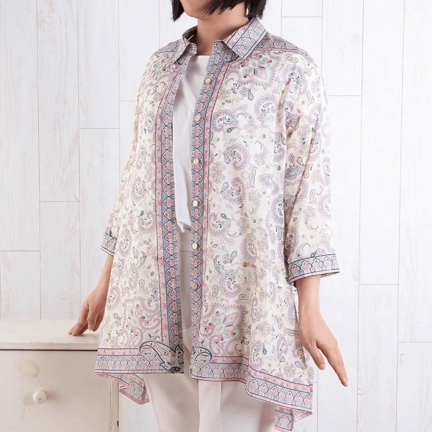 【ETONET限定】シルクロード シャツ襟裾ヘム脇下がり七分袖ブラウス フラワーフェザー - 画像2