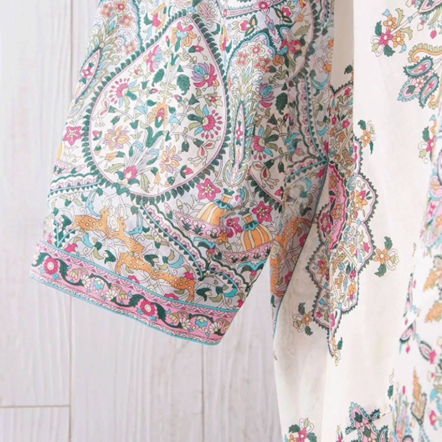 【ETONET限定】シルクロード スタンド裾ヘム脇下り七分袖ブラウス カシミール - 画像15