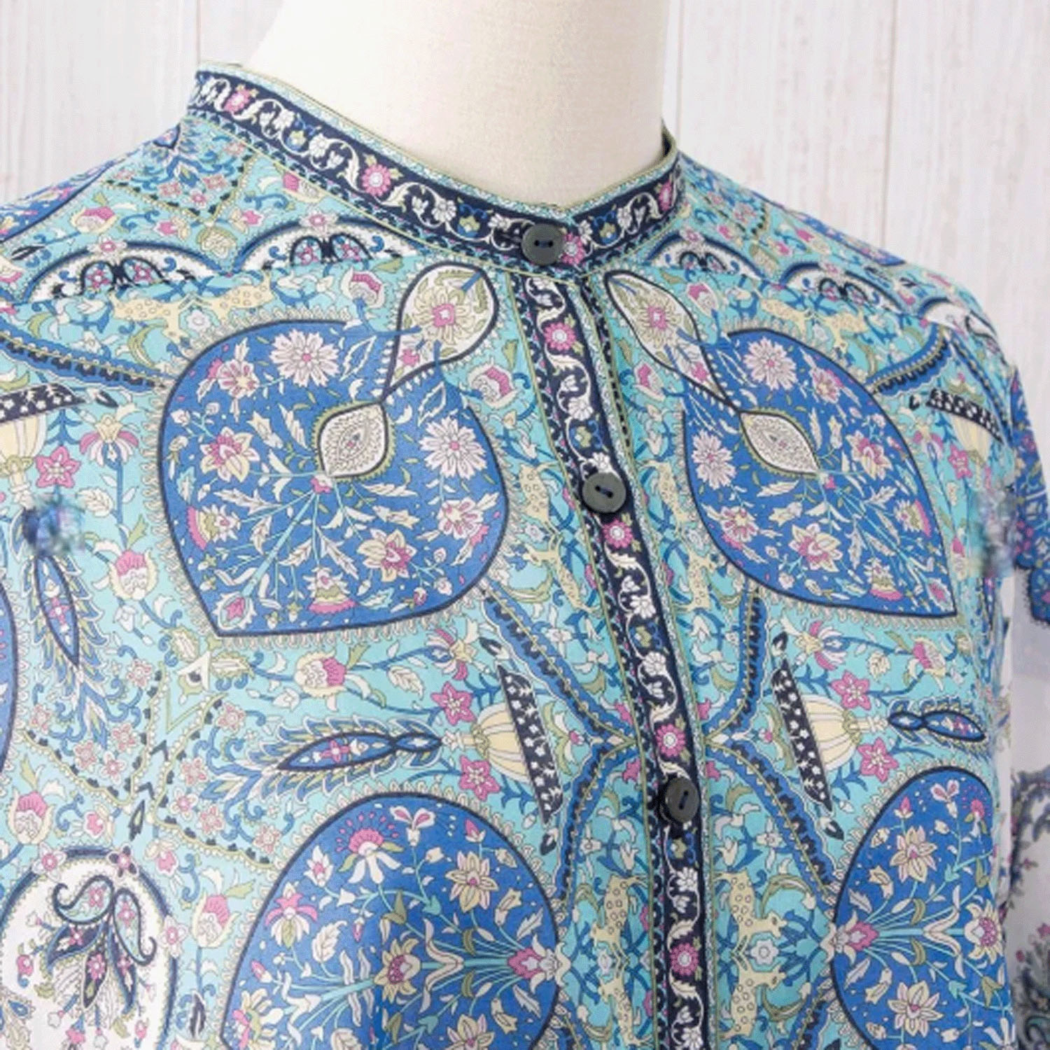 【ETONET限定】シルクロード スタンド裾ヘム脇下り七分袖ブラウス カシミール - 画像21