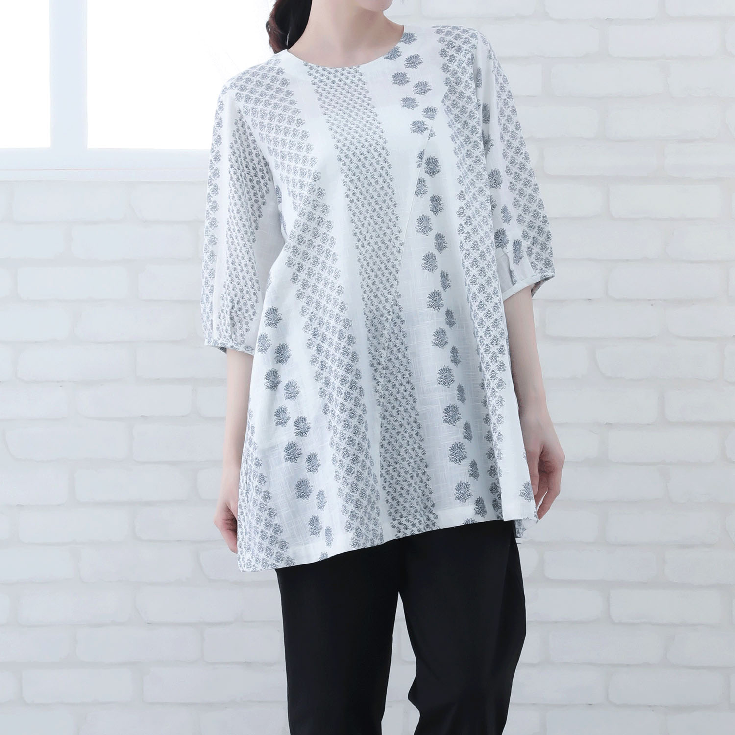 インディゴ モノトーン小花柄プリントチュニック - 画像1
