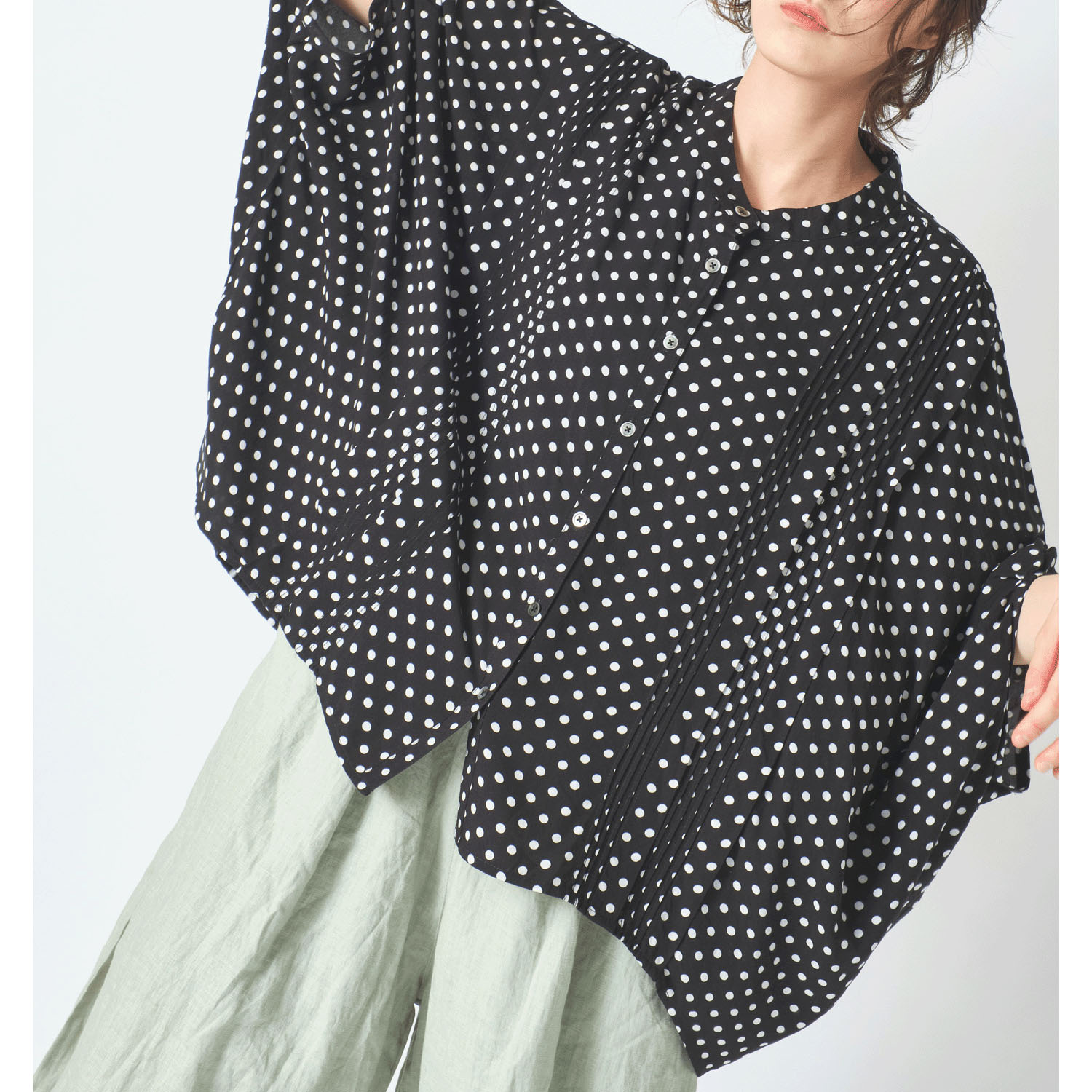 ubasoku バンドカラー縦ピンタック加工本貝釦水玉プルオーバー - 画像3