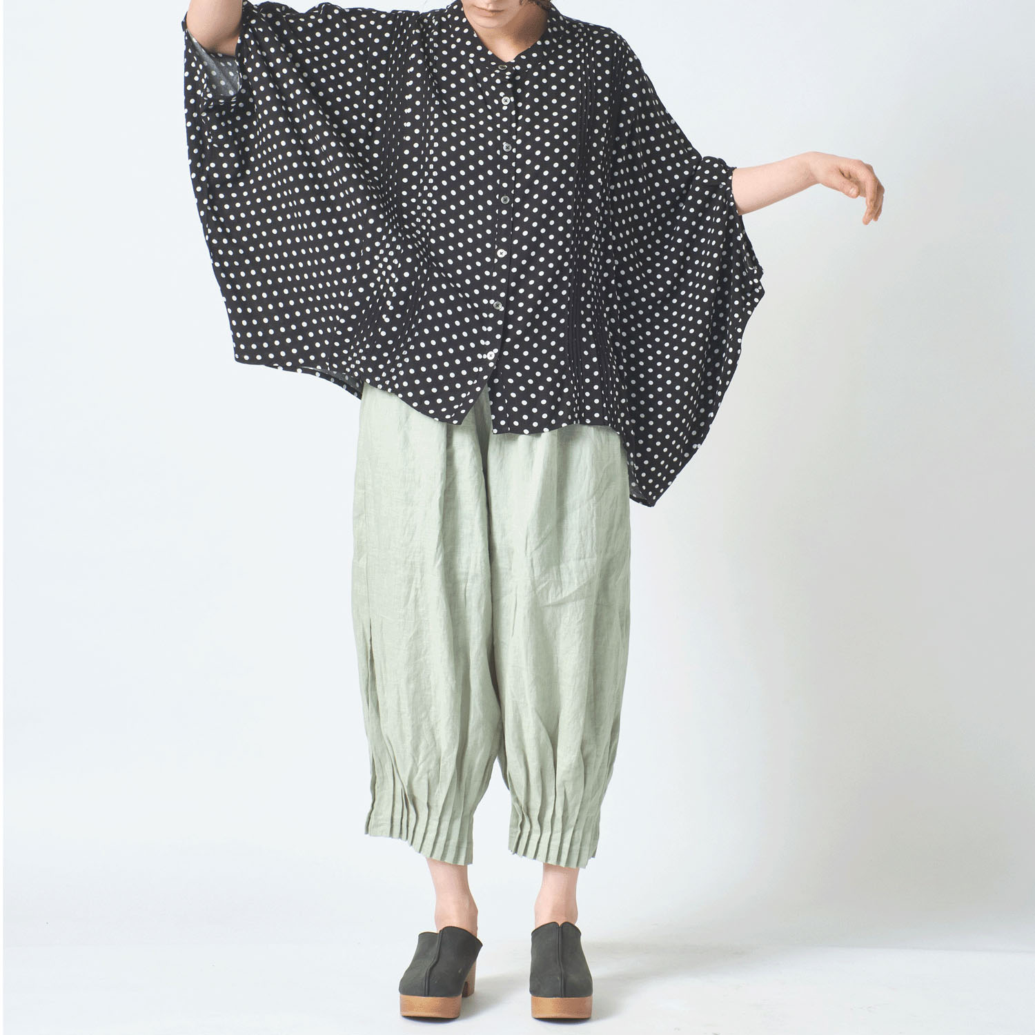 ubasoku バンドカラー縦ピンタック加工本貝釦水玉プルオーバー - 画像5