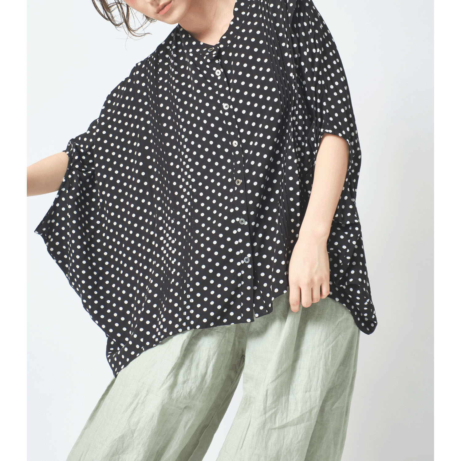 ubasoku バンドカラー縦ピンタック加工本貝釦水玉プルオーバー - 画像1