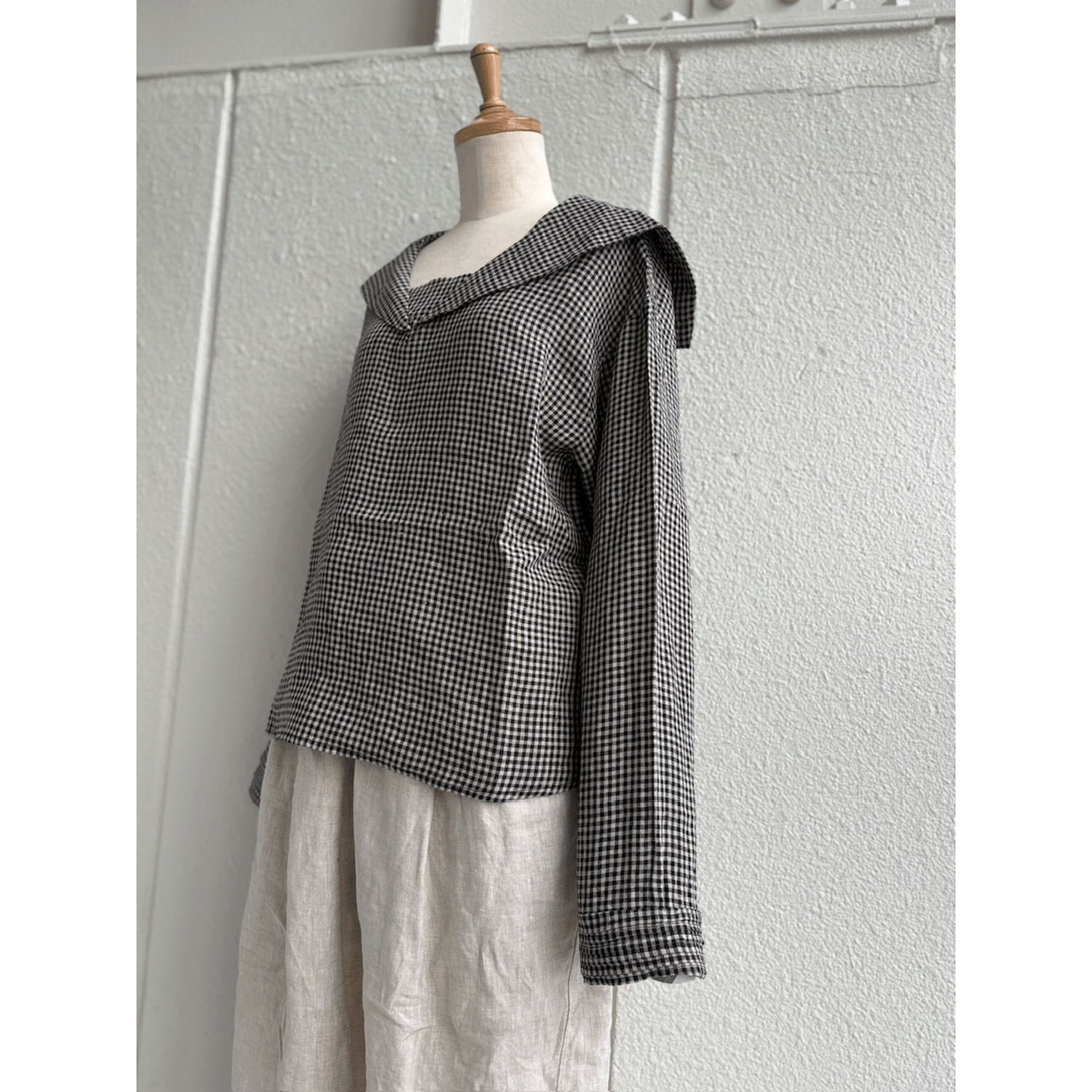 ubasoku 大衿・折返し袖ピンタック加工セーラー衿長袖ブラウス - 画像2