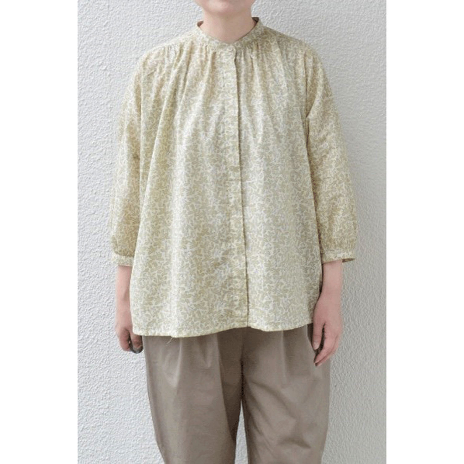 homeworking ボイルリーフ＆ドットプリント 比翼ギャザーブラウス - 画像2