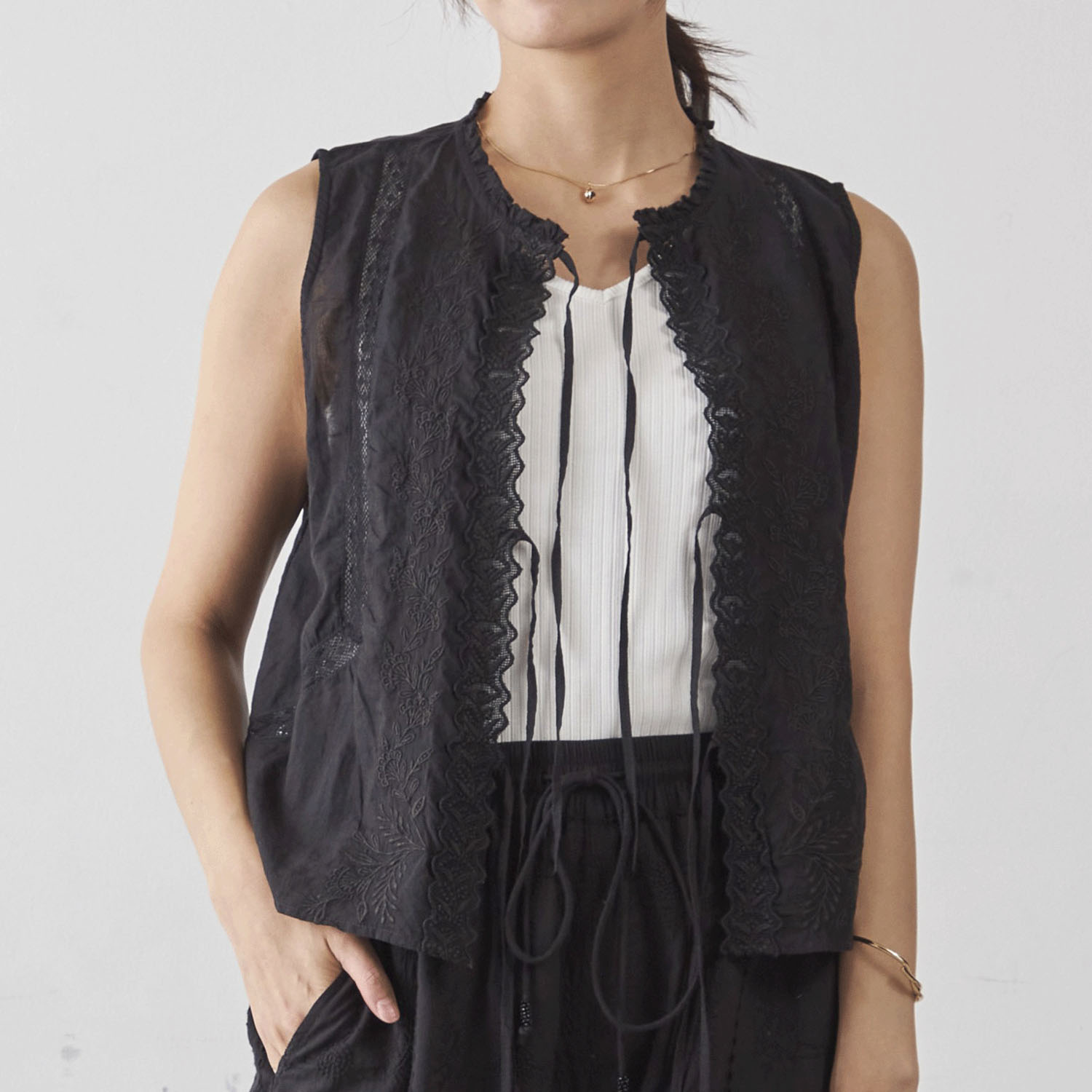Fanaka 刺繍レースフロントリボンベスト - 画像2