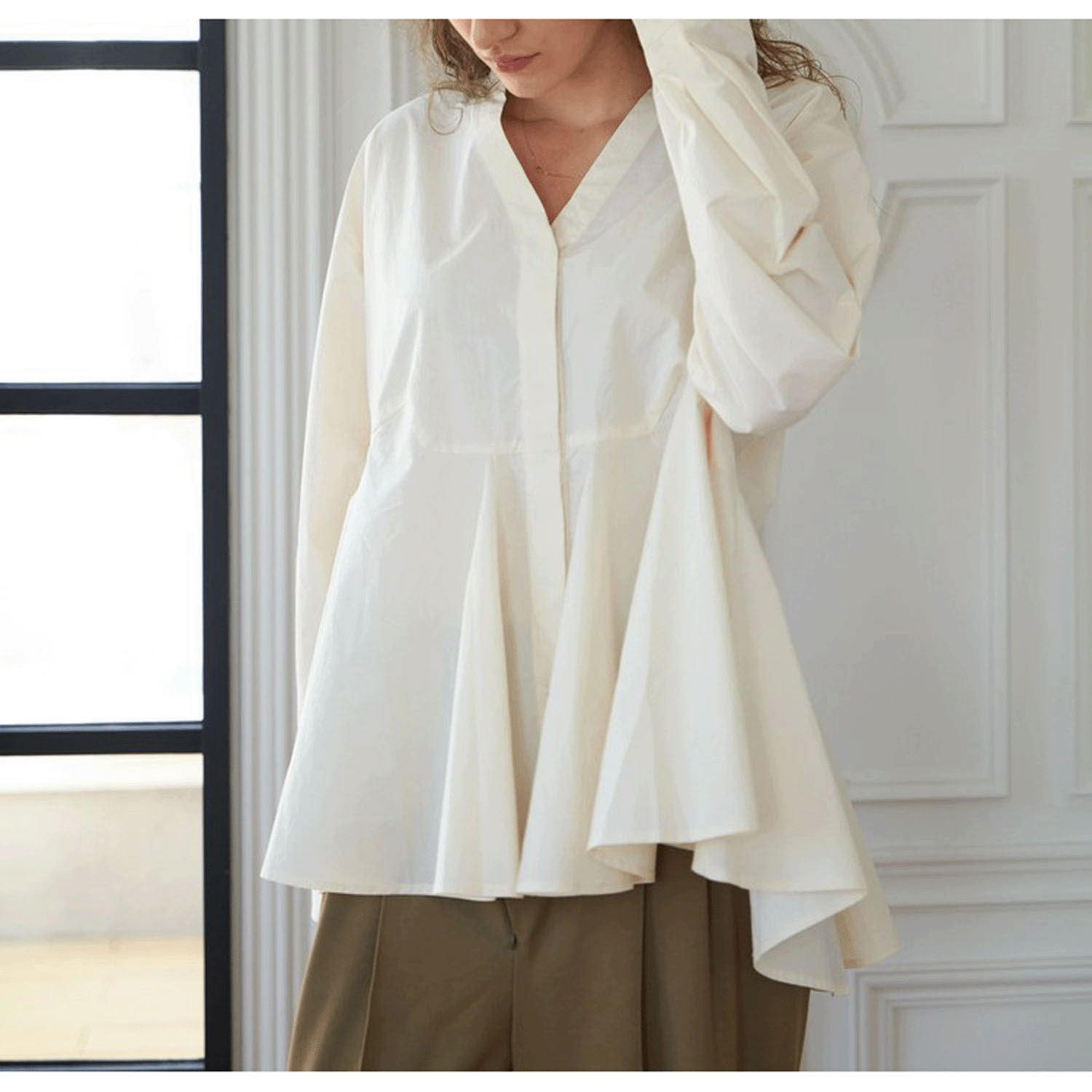 Brown＆Street Vネックペプラムシャツ - 画像4