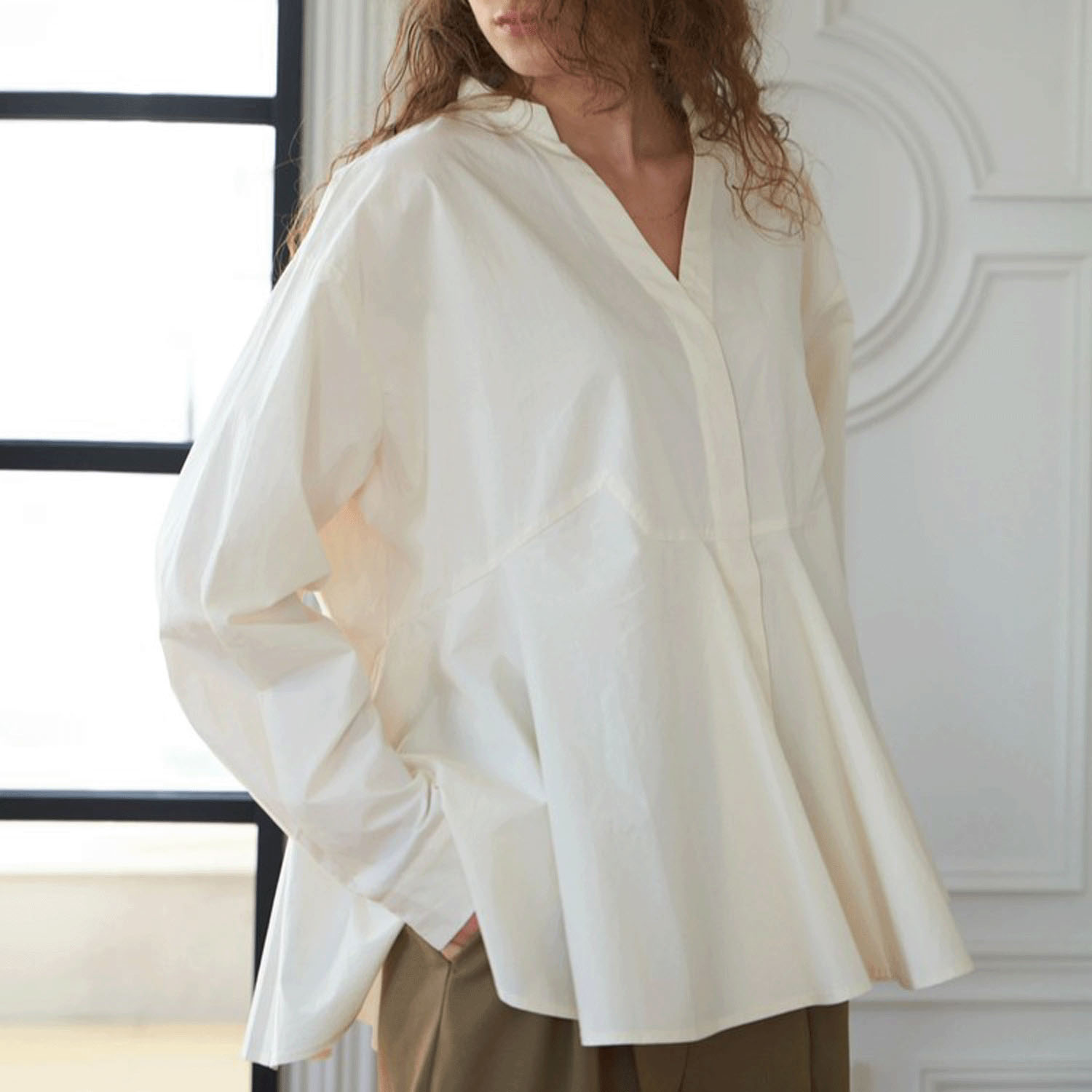 Brown＆Street Vネックペプラムシャツ - 画像1