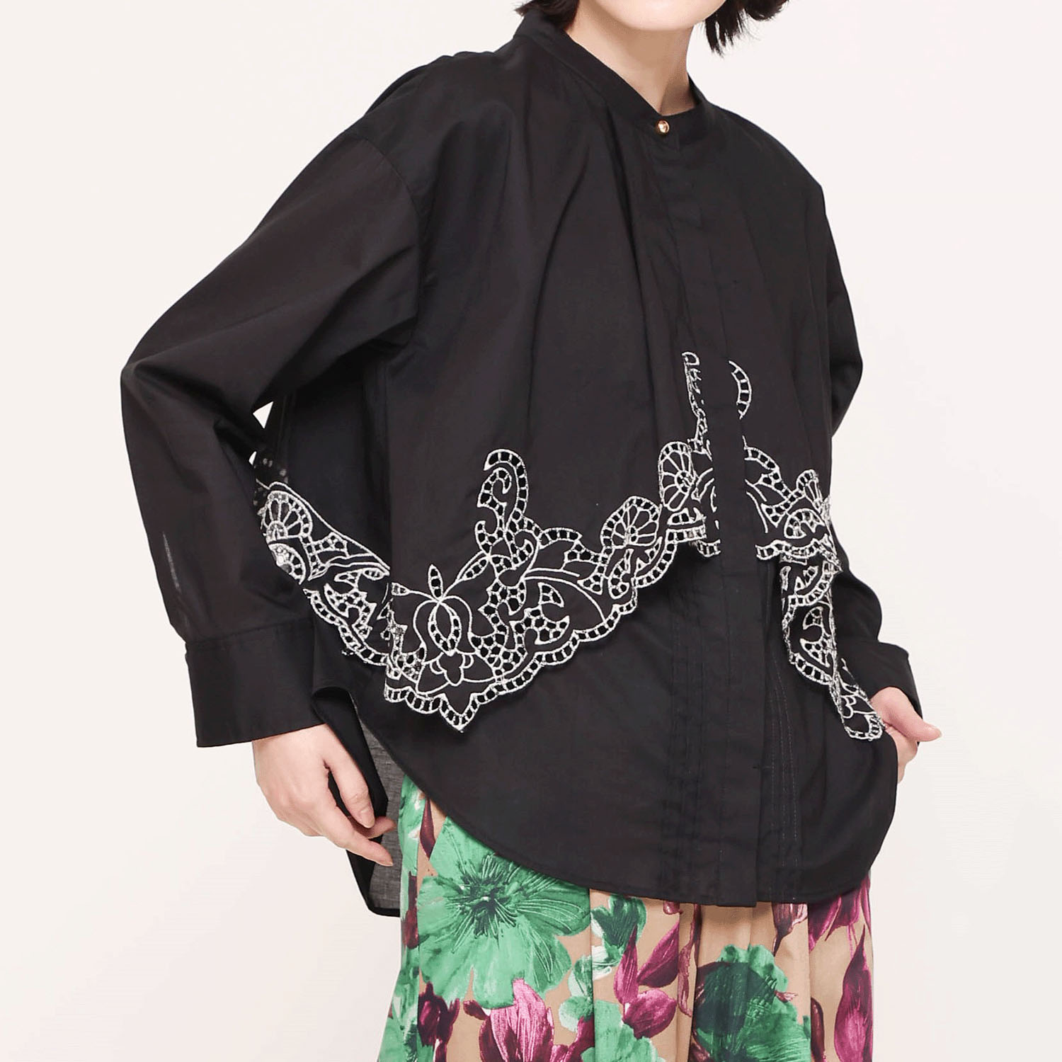 trois 刺繍コットンボイルフラップブラウス - 画像3