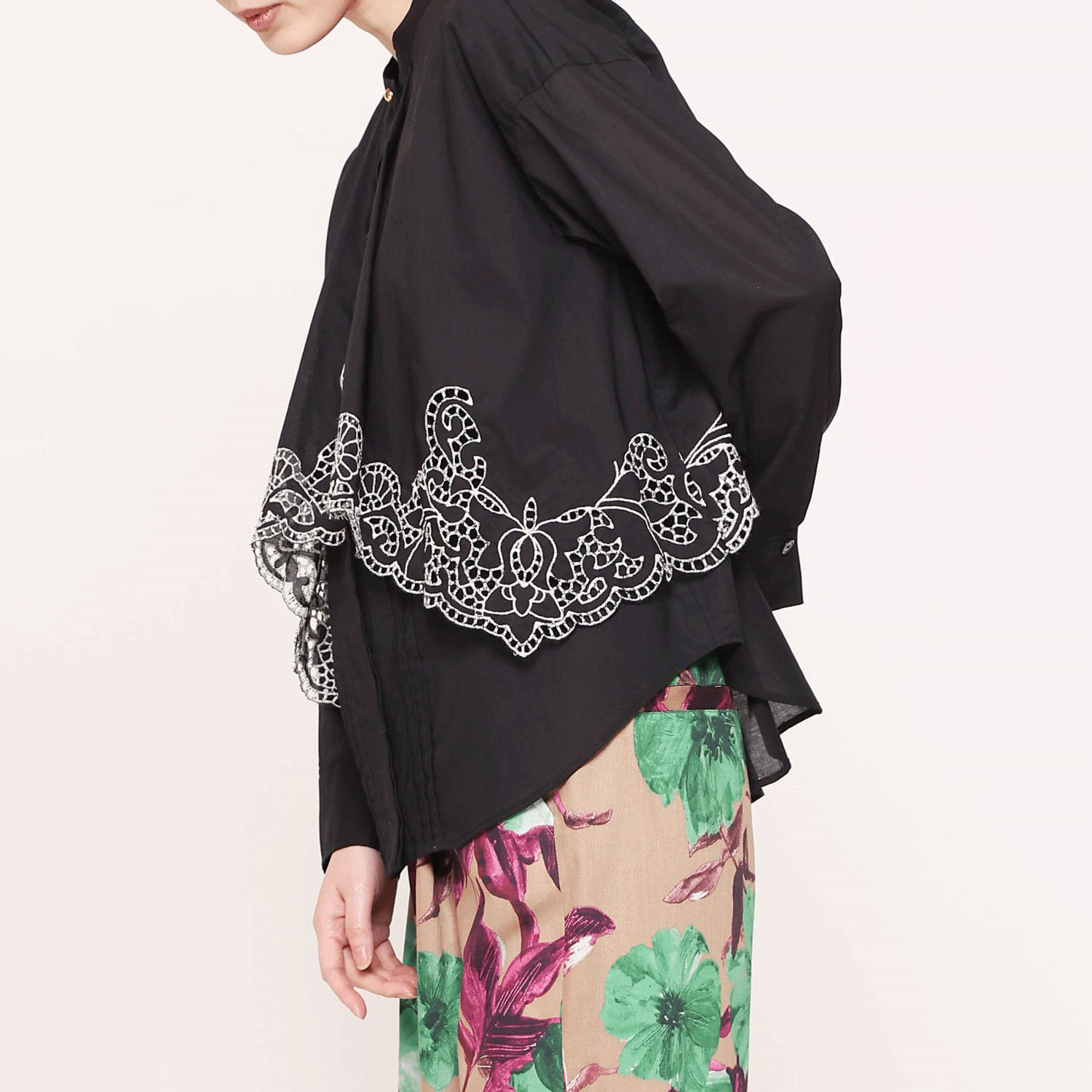 trois 刺繍コットンボイルフラップブラウス - 画像4