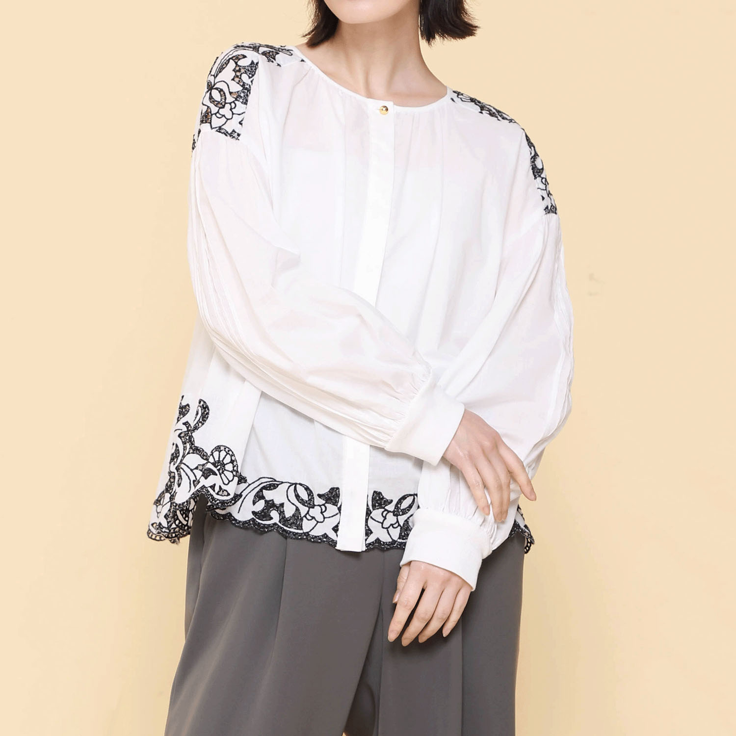 trois 刺繍コットンボイルギャザーブラウス - 画像2