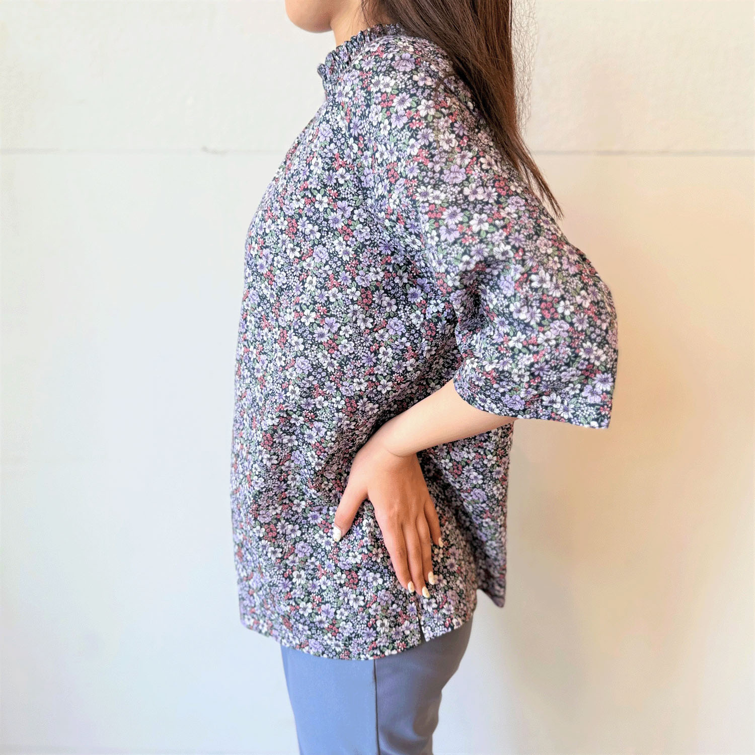 衿シャーリング花柄プルオーバー - 画像2