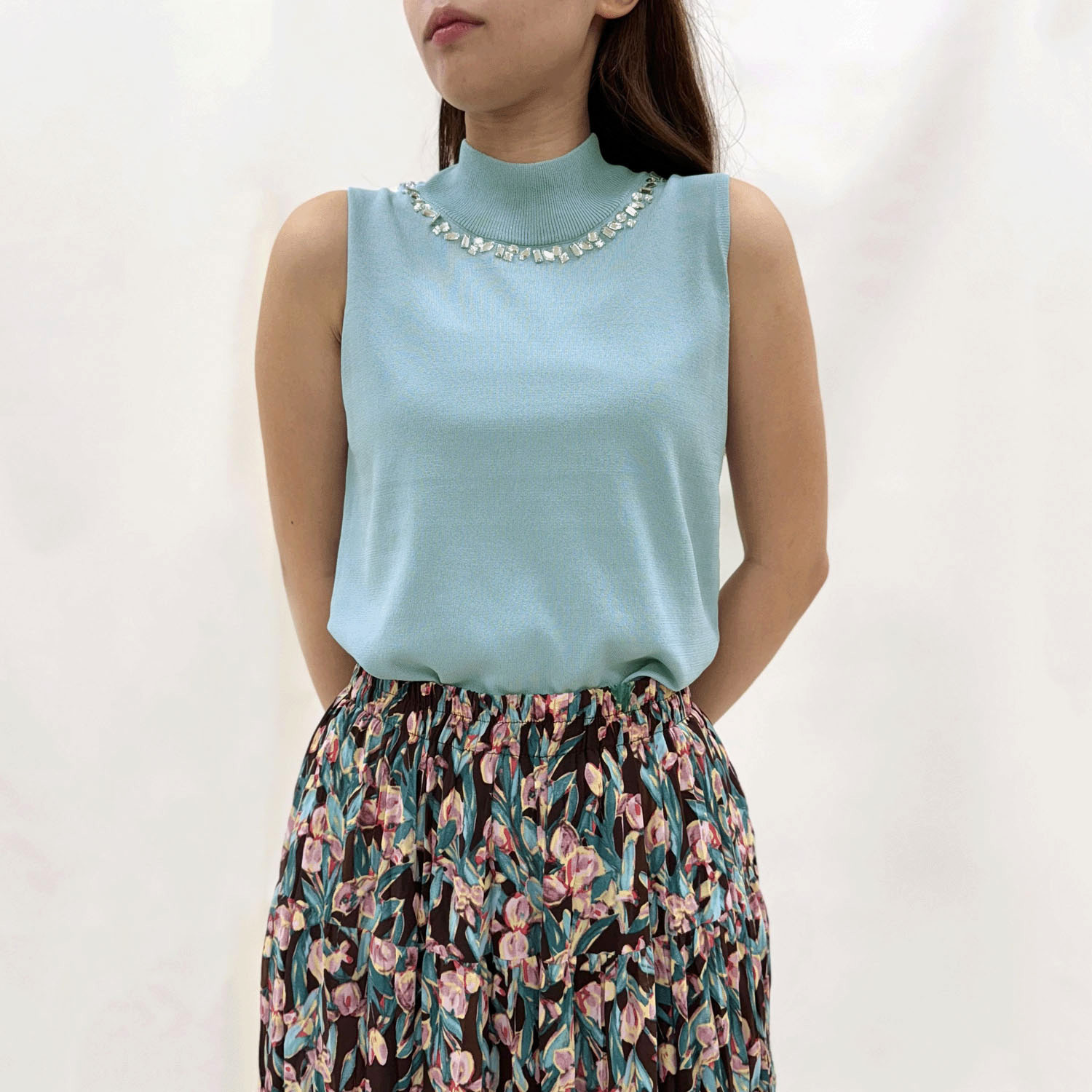 【Insta Live】ビジュー付きハイネックノースリーブニット - 画像1