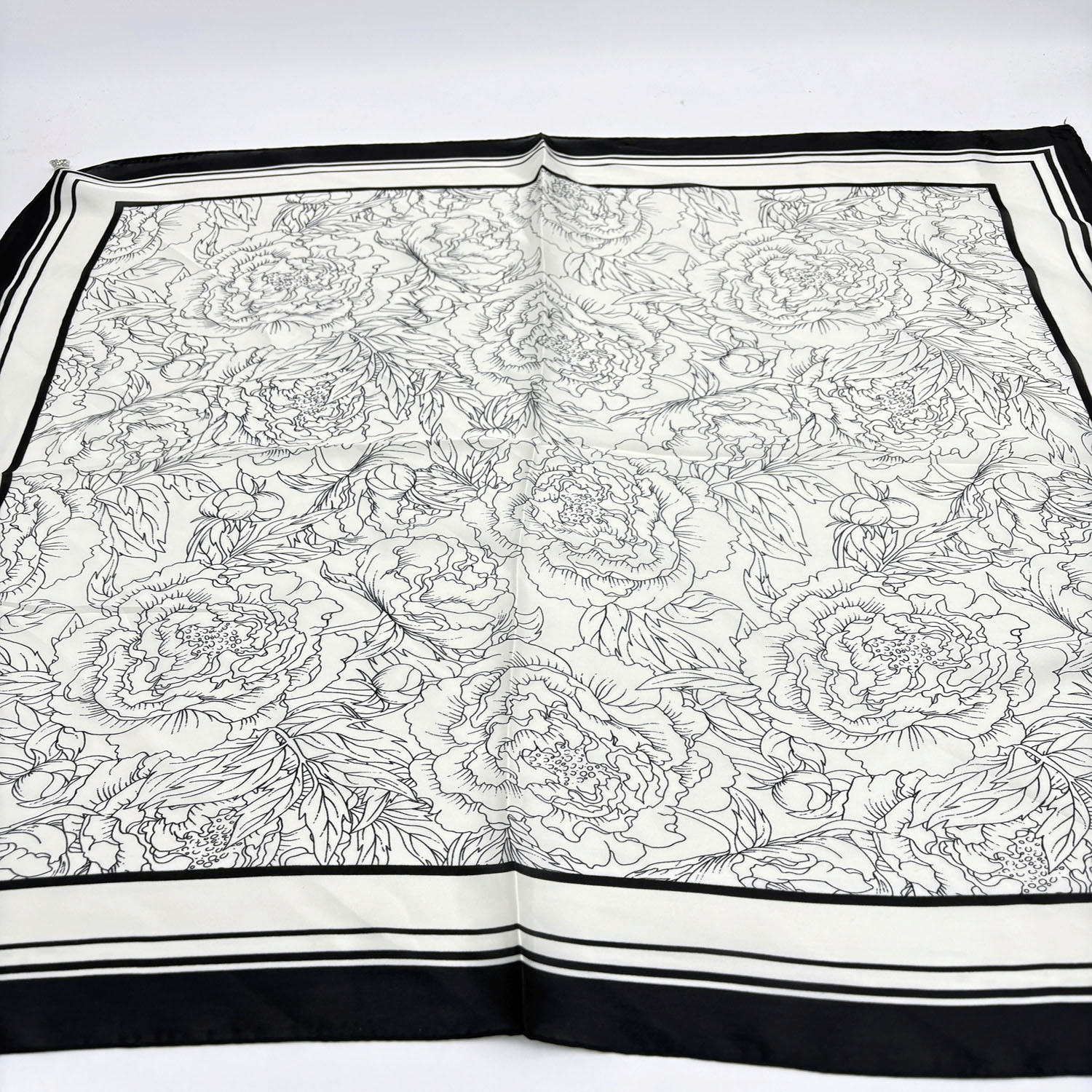 【ホワイト終了】マグネット付きスカーフ マルチプリント シルバー金具 - 画像4