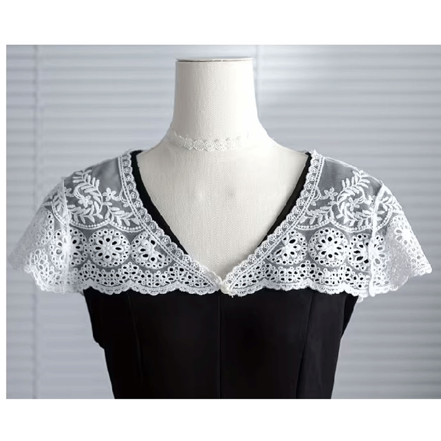 レース付け襟 ホワイト／ブラックレース - 画像1