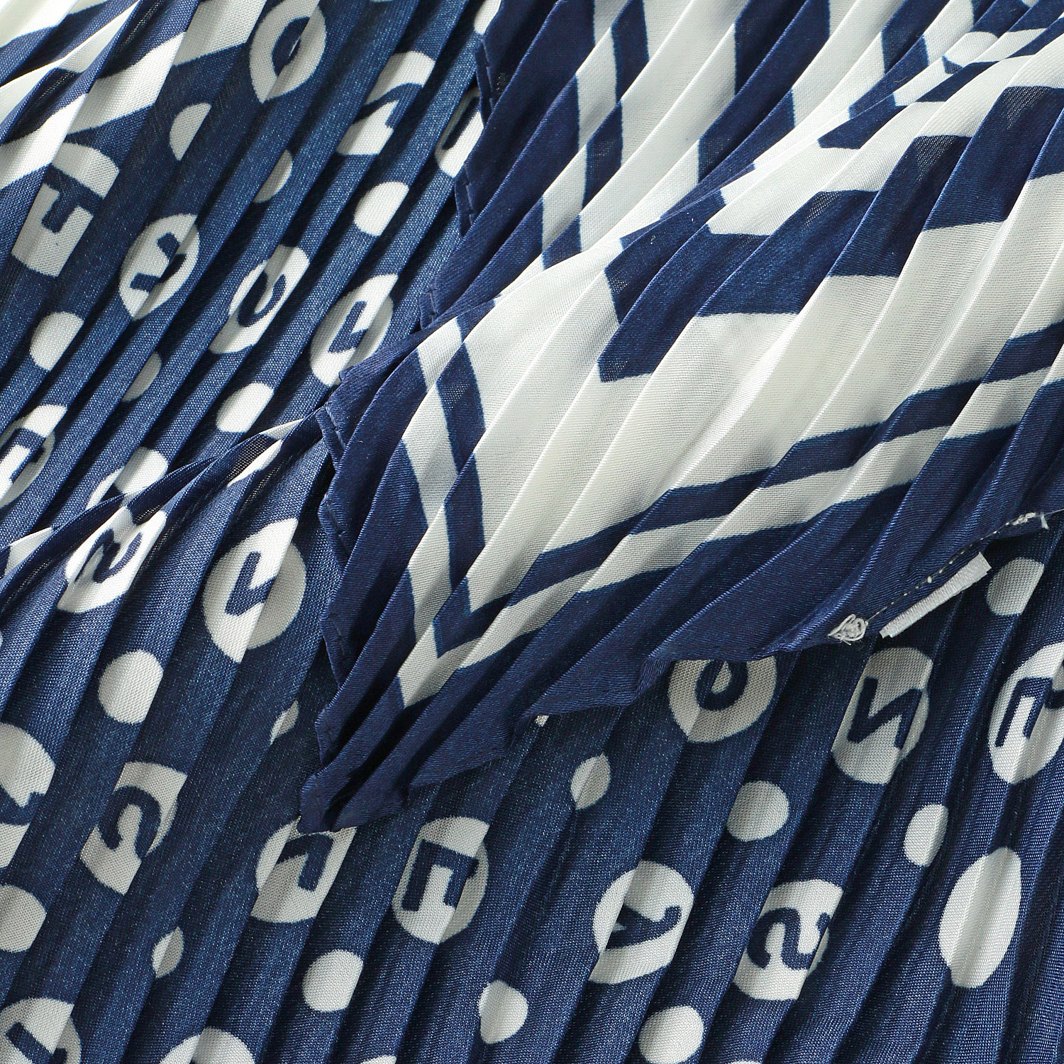 【ブラック、ホワイト終了】プリーツスカーフ ドット英字 - 画像6