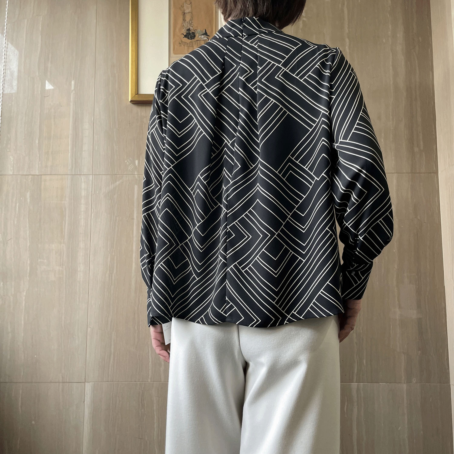 【Insta Live】一珠 KOKIA 幾何柄プリントスタンドブラウス - 画像4