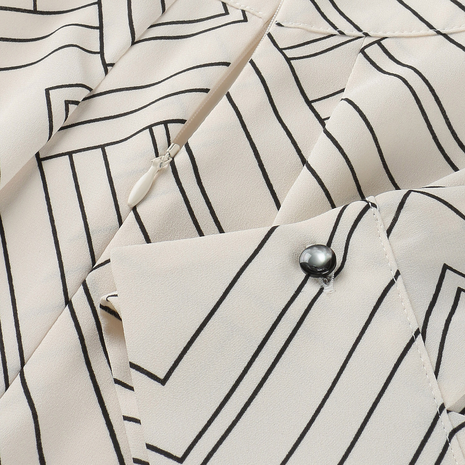 【Insta Live】一珠 KOKIA 幾何柄プリントスタンドブラウス - 画像7