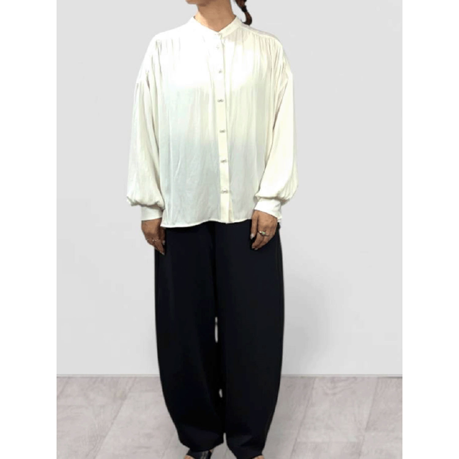 QTUME パール釦シャツ - 画像3