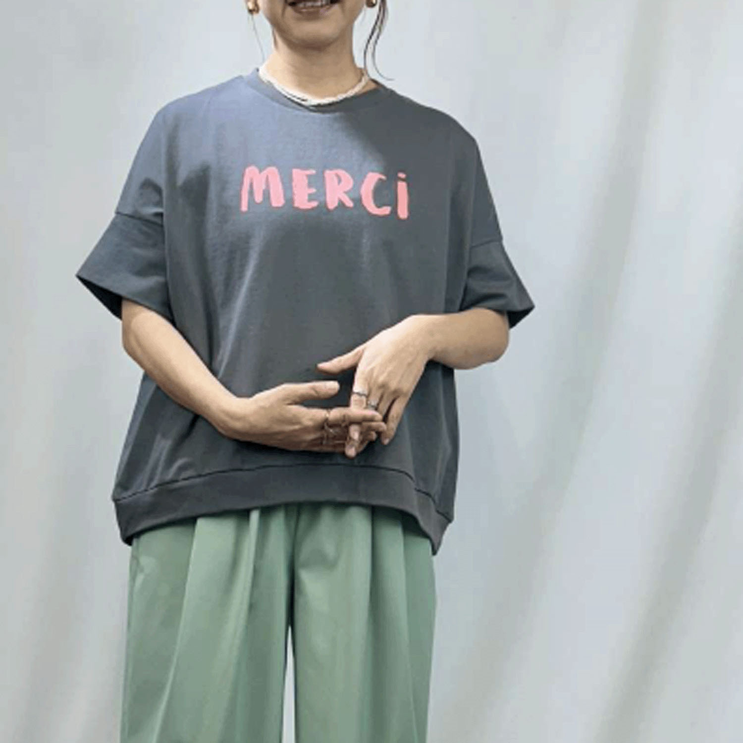 QTUME MERCI－Tシャツ - 画像1