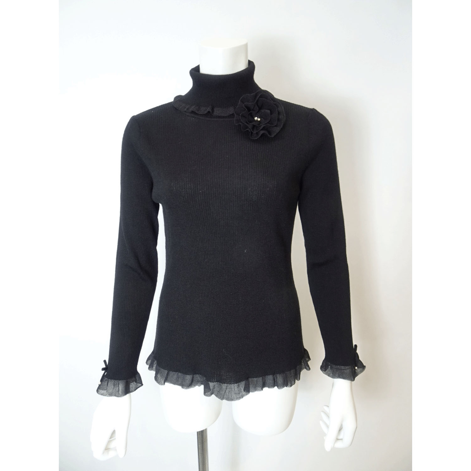 Super Beauty コサージュ付 衿・袖先透かしフリルデザインタートルネックセーター - 画像1