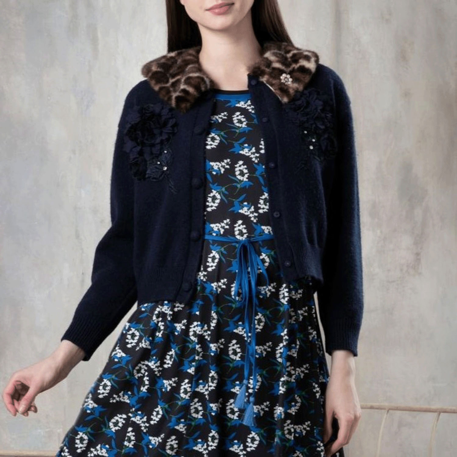 Super Beauty 胸元刺しゅう入りアニマルファー襟ニットカーディガン - 画像1