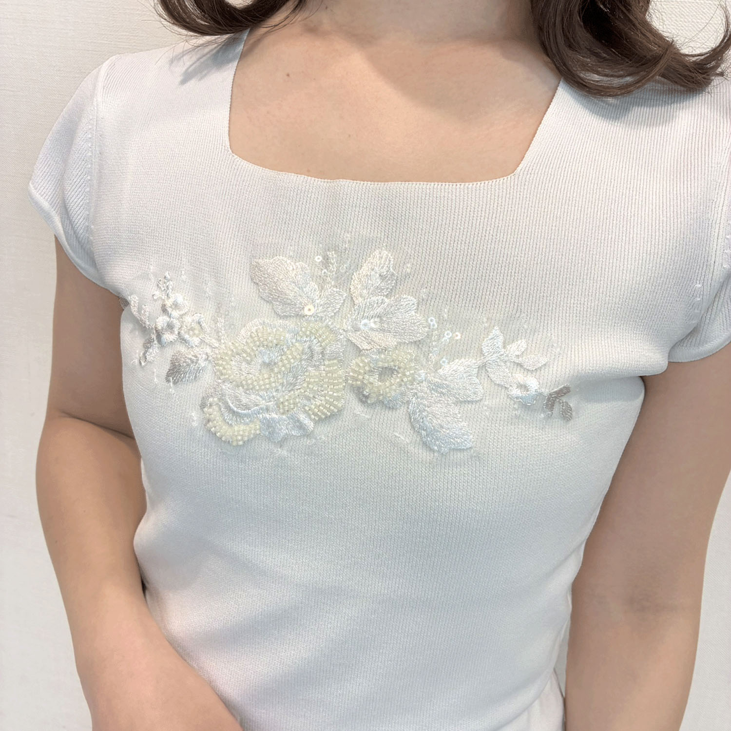 Super Beauty 胸元スパンコール刺しゅう使い半袖ニット - 画像4