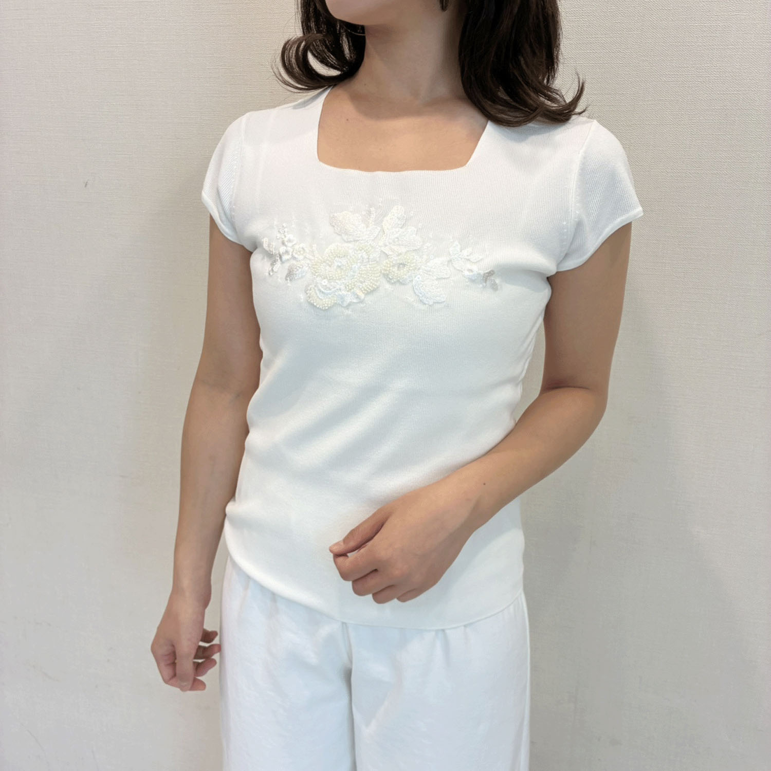 Super Beauty 胸元スパンコール刺しゅう使い半袖ニット