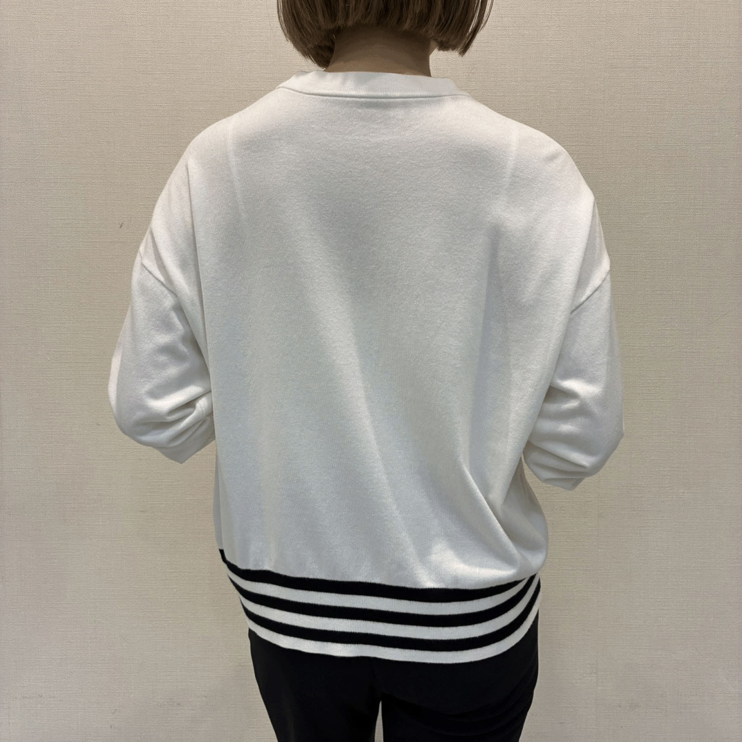 Super Beauty 胸元刺繍裾ボーダーニット - 画像4