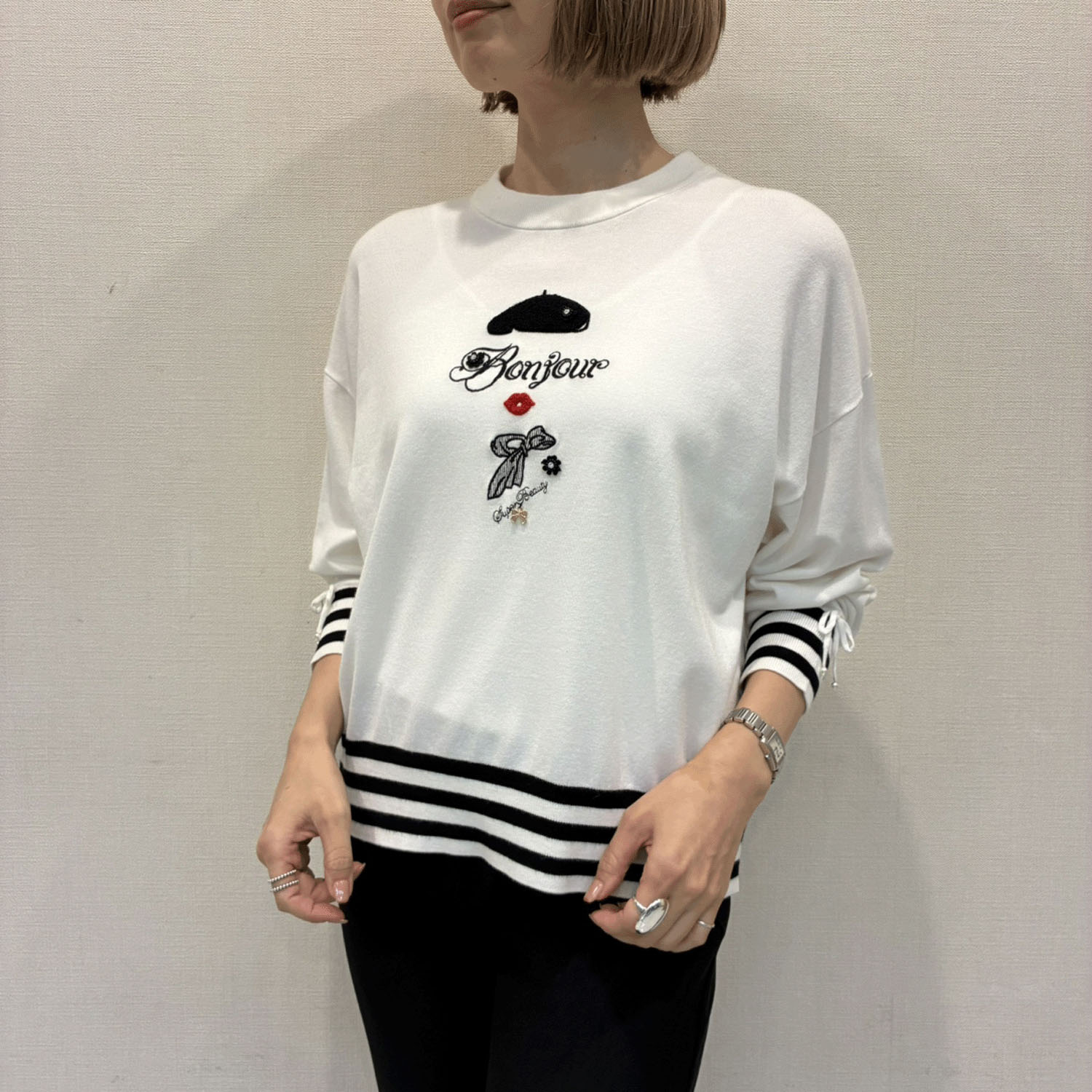 Super Beauty 胸元刺繍裾ボーダーニット - 画像1