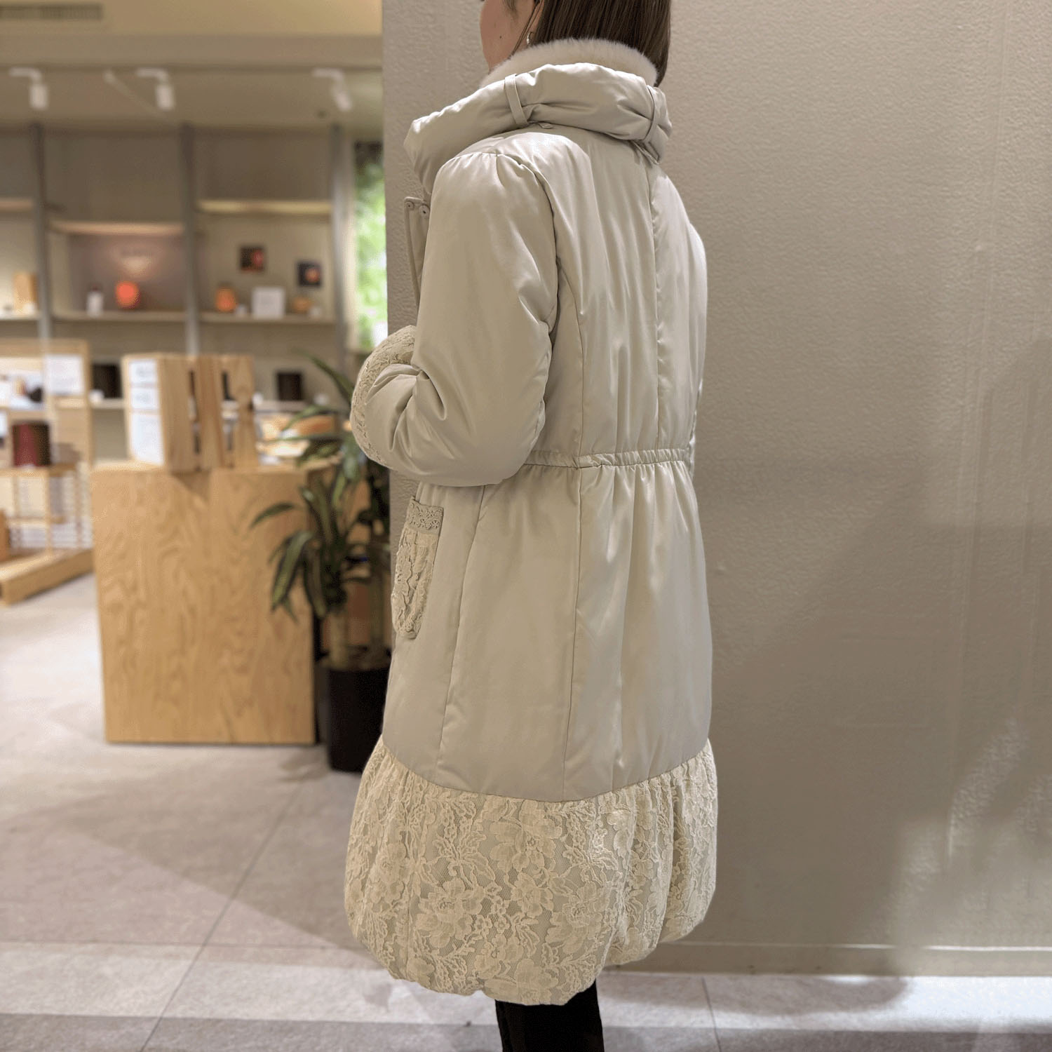 【Inata Live】Super Beauty 裾レース切替ダウンコート - 画像4
