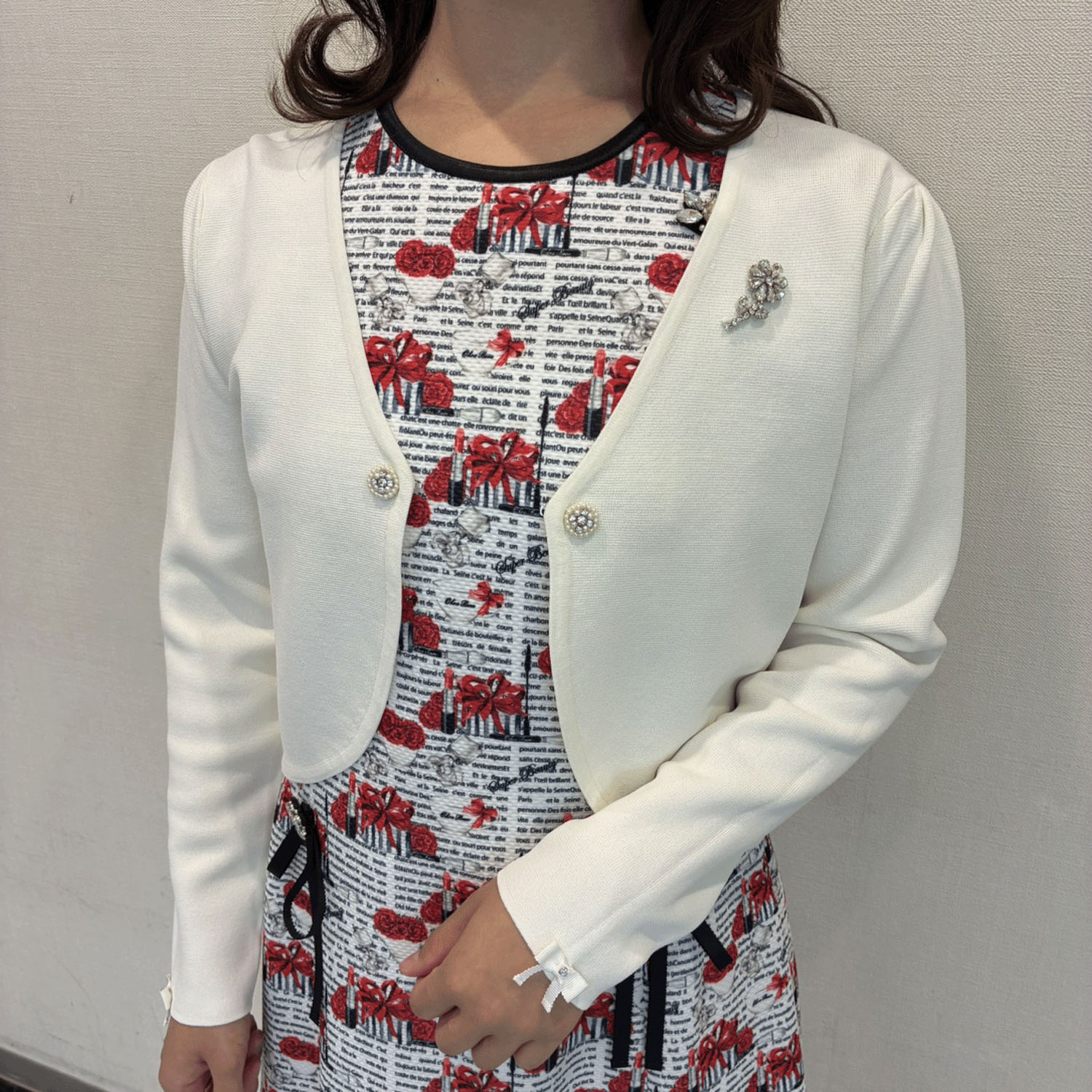 【Insta Live】Super Beauty ジュエルボタン付きクロップドカーディガン - 画像3