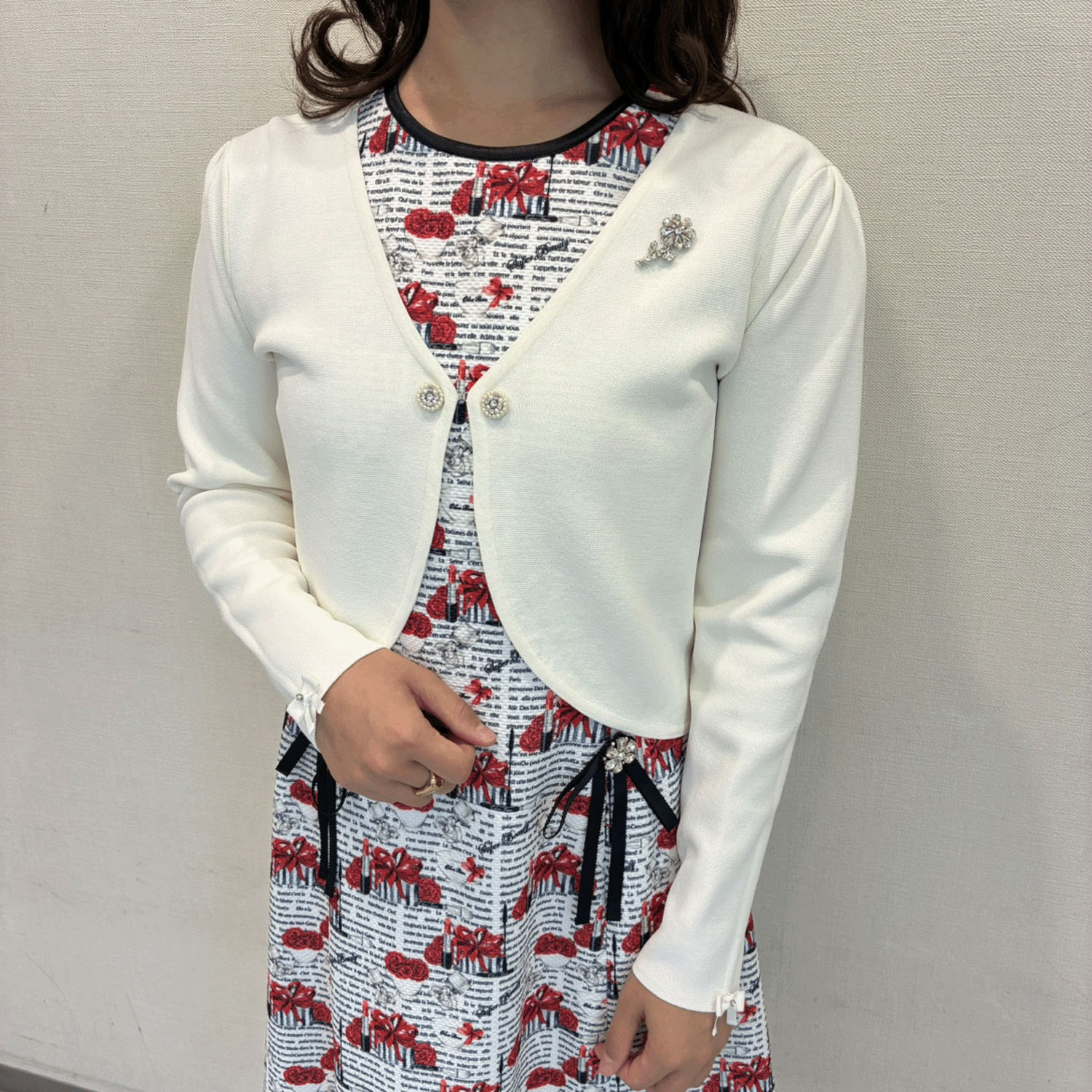 【Insta Live】Super Beauty ジュエルボタン付きクロップドカーディガン - 画像1