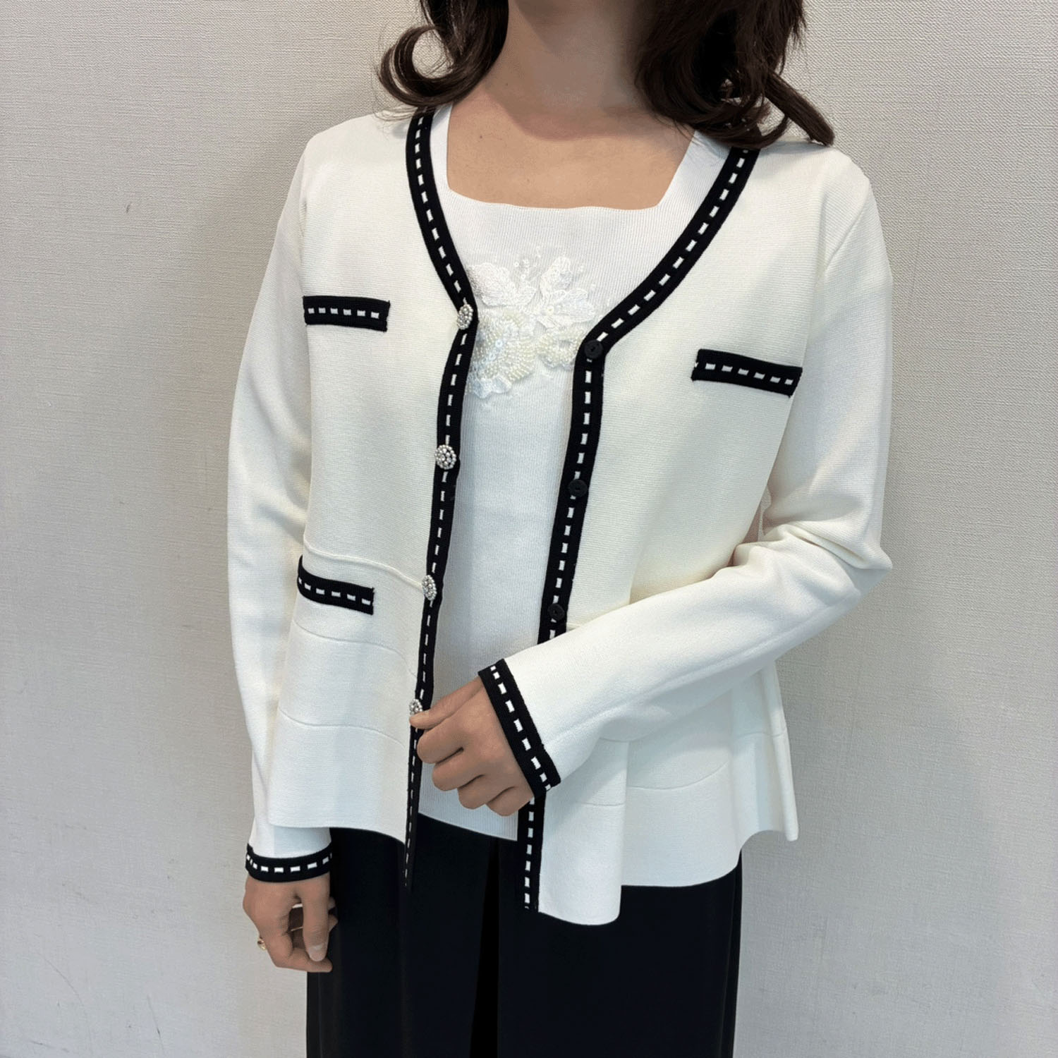 【Insta Live】Super Beauty ステッチ風トリムVネックカーディガン - 画像3