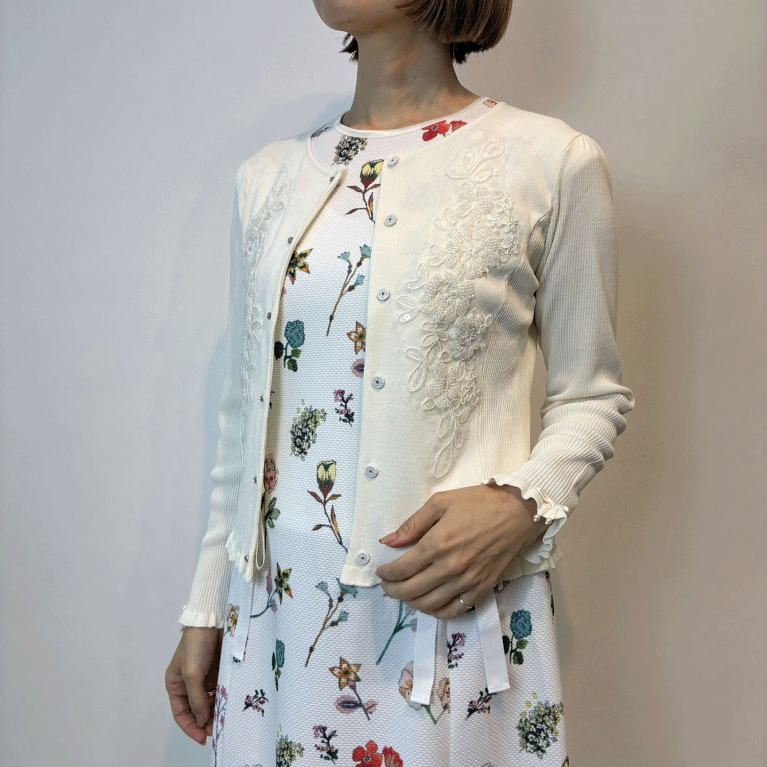 【Insta Live】Super Beauty 前立てスパンコール使い裾フリルカーディガン - 画像5