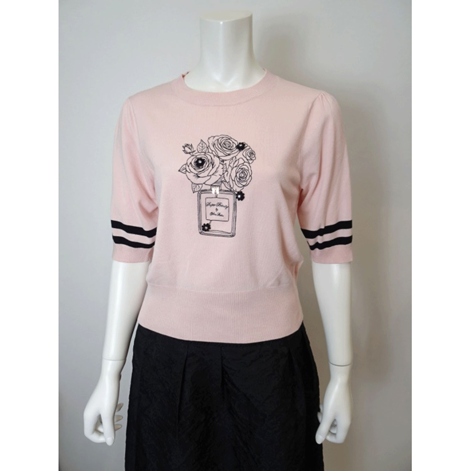 Super Beauty 胸元バラ刺しゅう入りの半袖セーター - 画像17