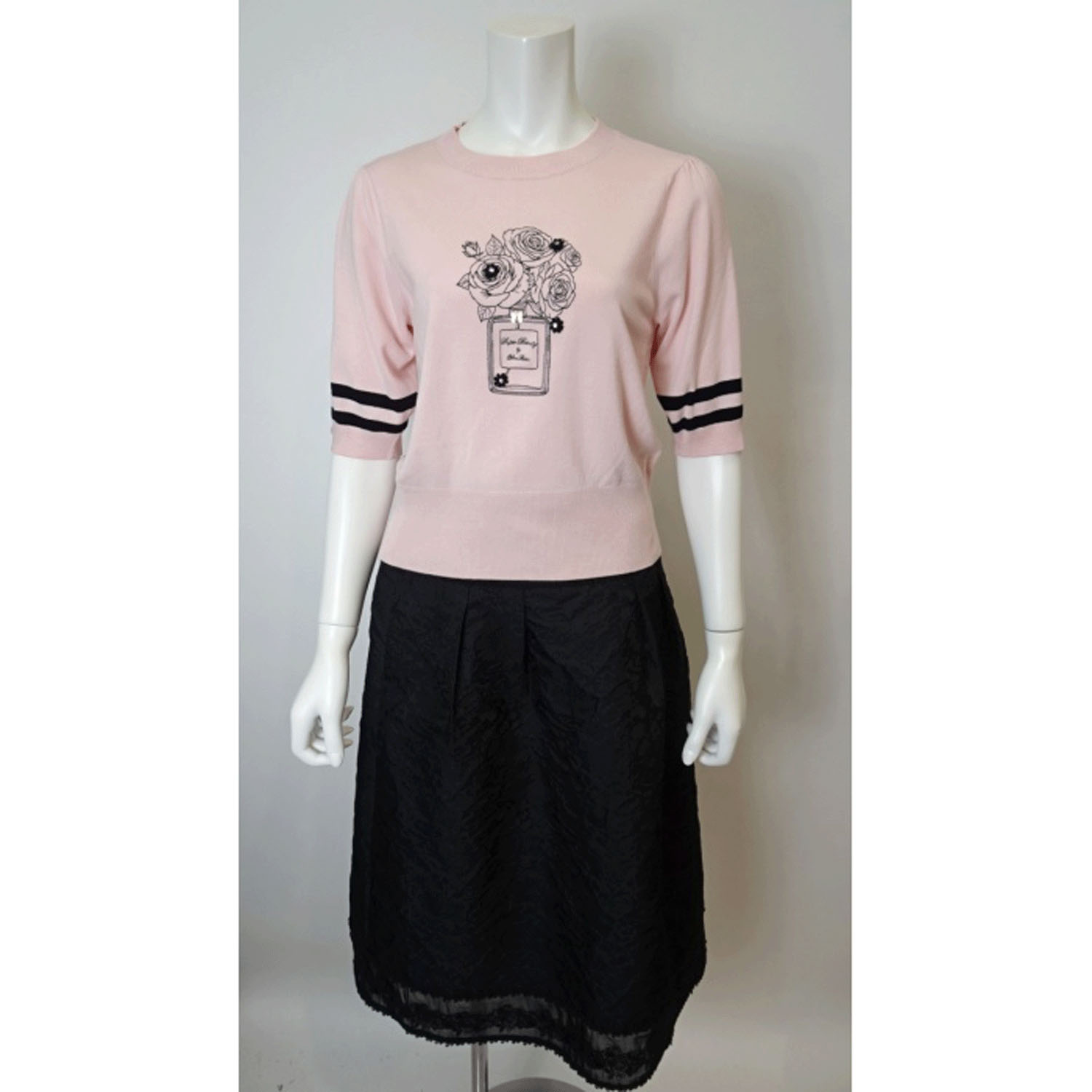 Super Beauty 胸元バラ刺しゅう入りの半袖セーター - 画像18