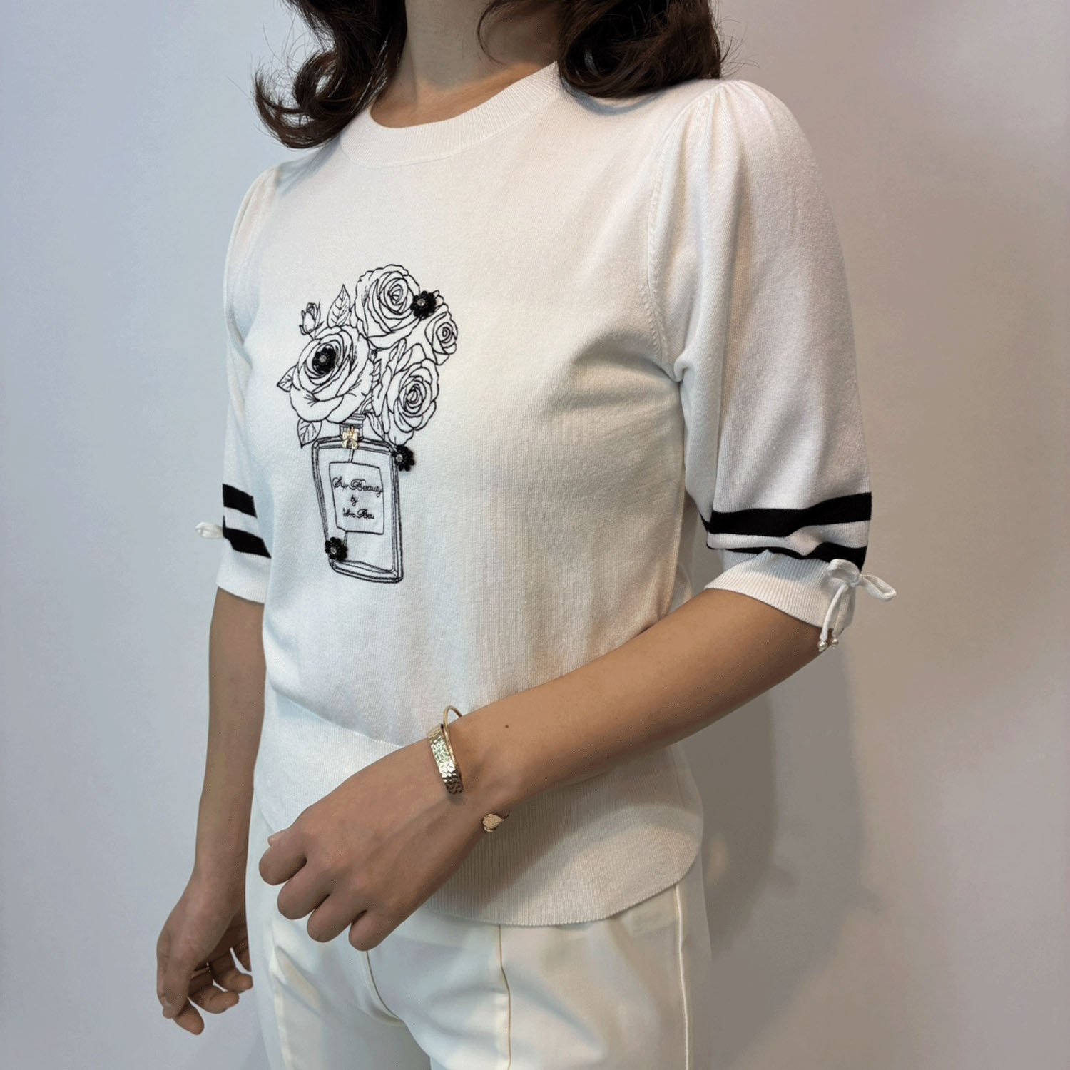 Super Beauty 胸元バラ刺しゅう入りの半袖セーター - 画像5