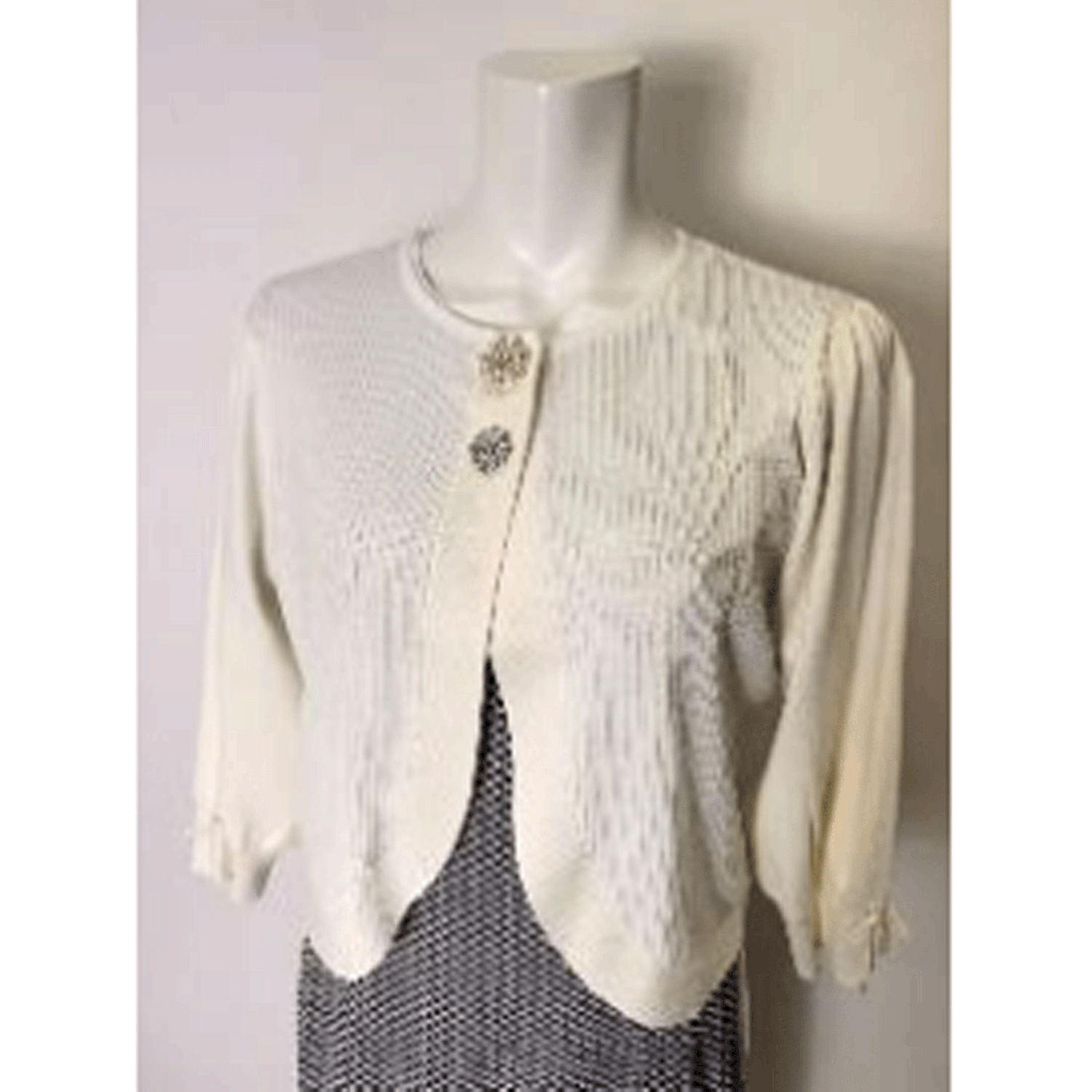 【4月初旬入荷予定】Super Beauty ジュエルボタン付きふんわりギャザー袖ニットボレロ