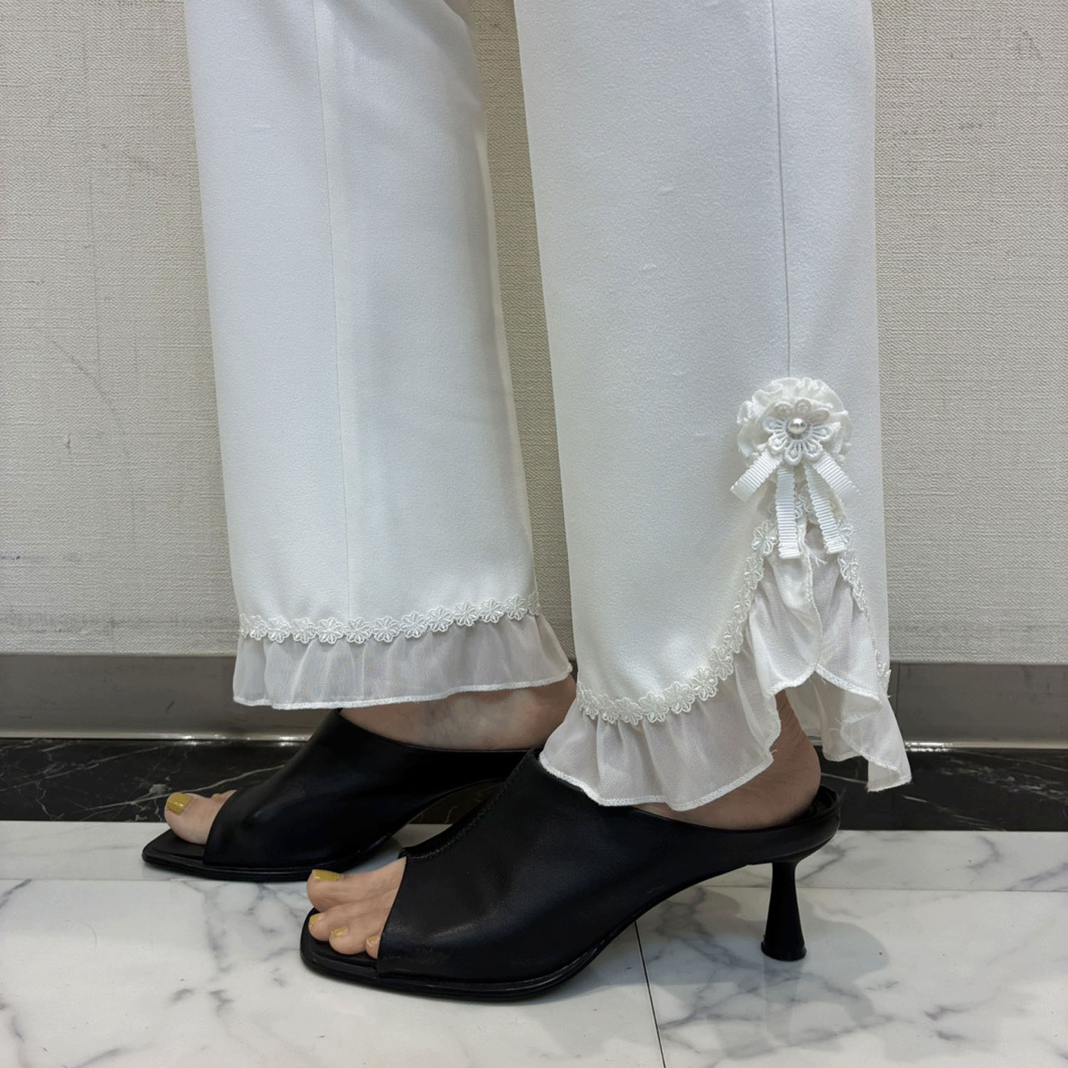 Super Beauty 裾シフォンフリル＆花モチーフ付パンツ - 画像4