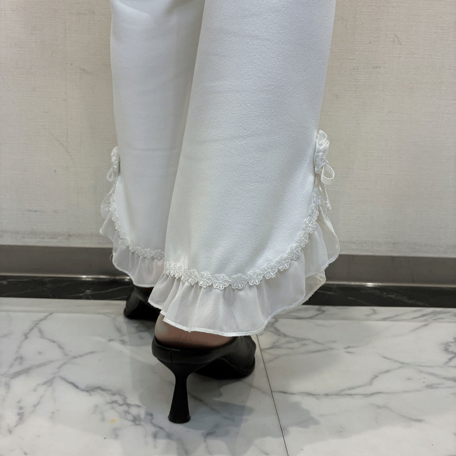 Super Beauty 裾シフォンフリル＆花モチーフ付パンツ - 画像5