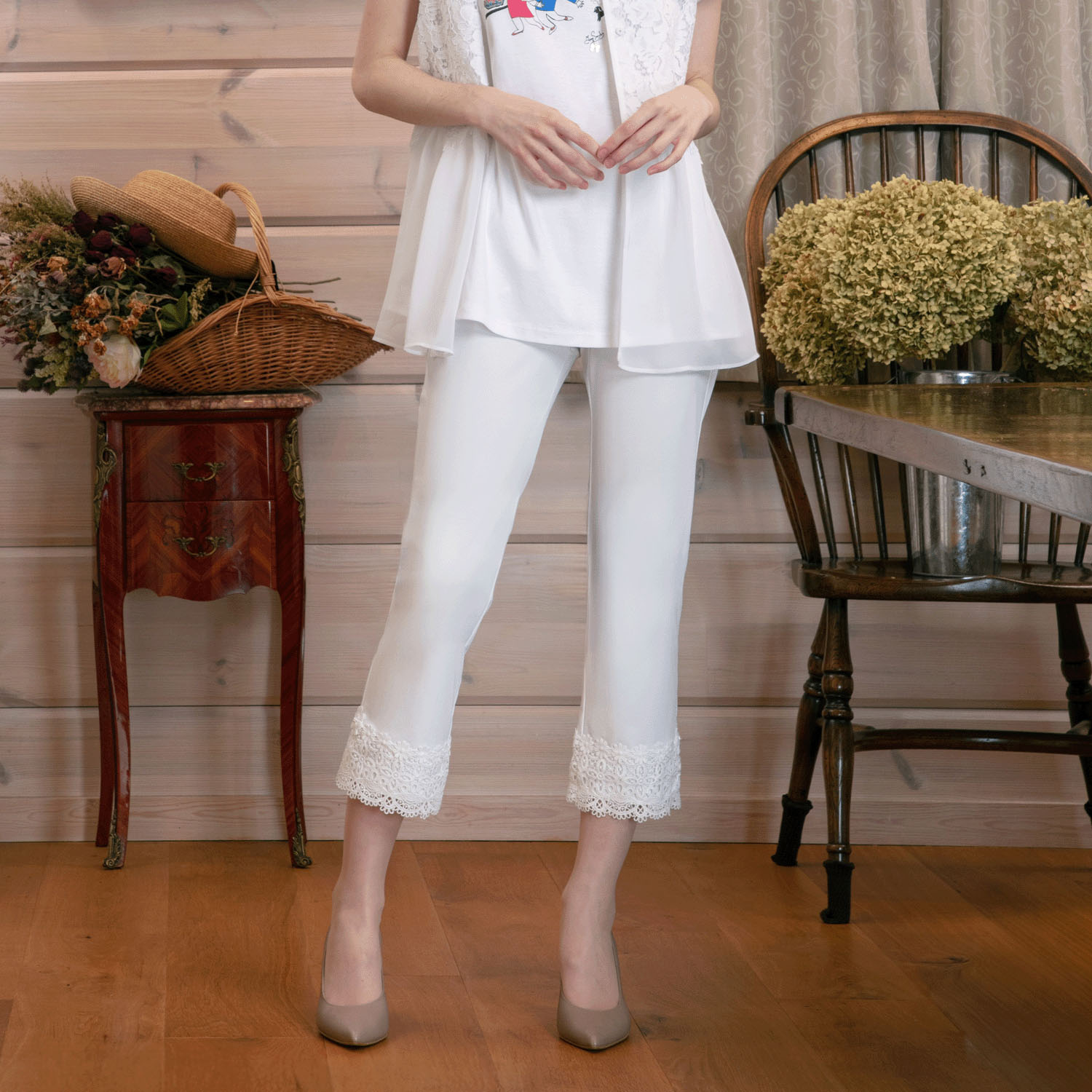 【3月下旬入荷予定】Super Beauty 裾レース×花モチーフ付パンツ - 画像1