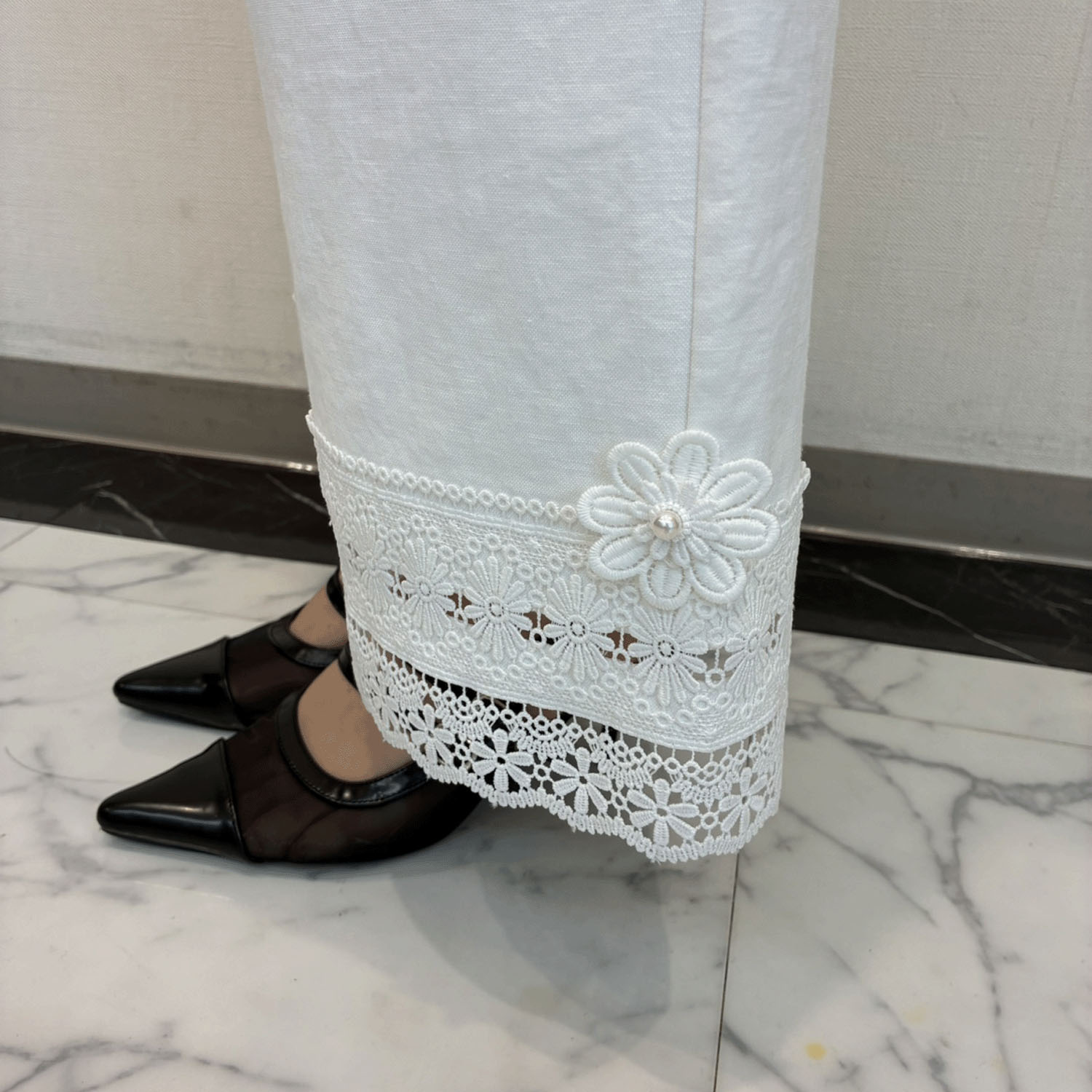 【4月下旬入荷予定】Super Beauty 裾レース＆花モチーフ付麻混ワイドパンツ - 画像6