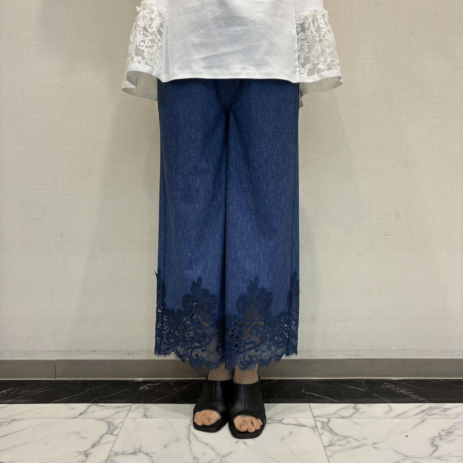Super Beauty 裾レースデザインデニム風ストレッチパンツ - 画像3