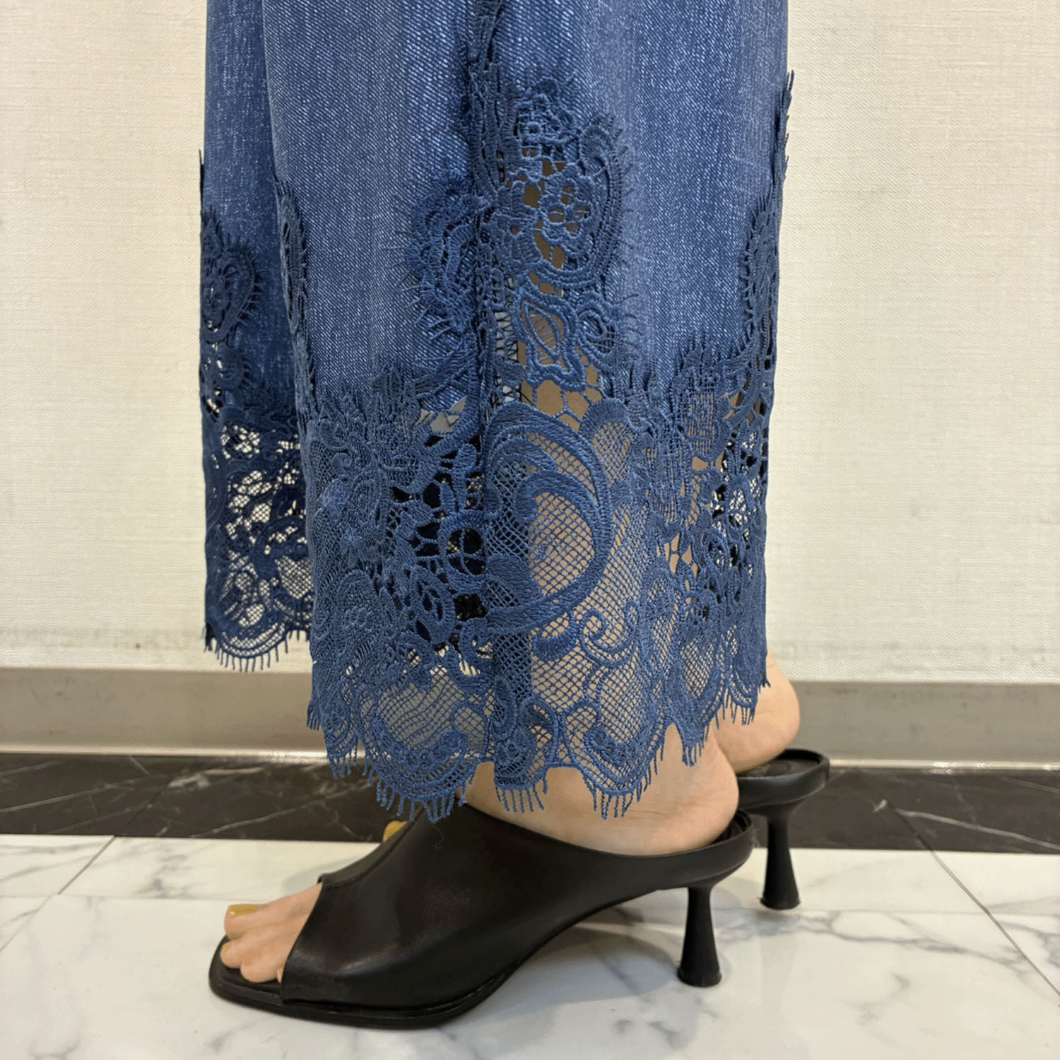 Super Beauty 裾レースデザインデニム風ストレッチパンツ - 画像5