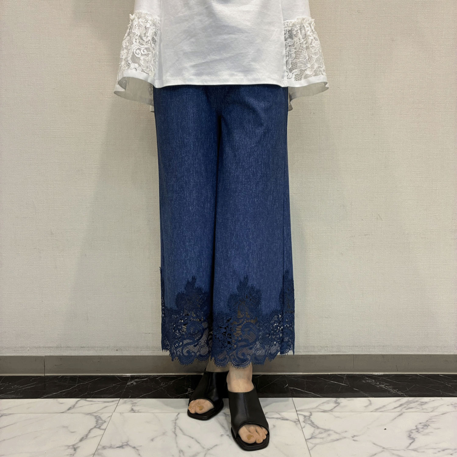 Super Beauty 裾レースデザインデニム風ストレッチパンツ - 画像1
