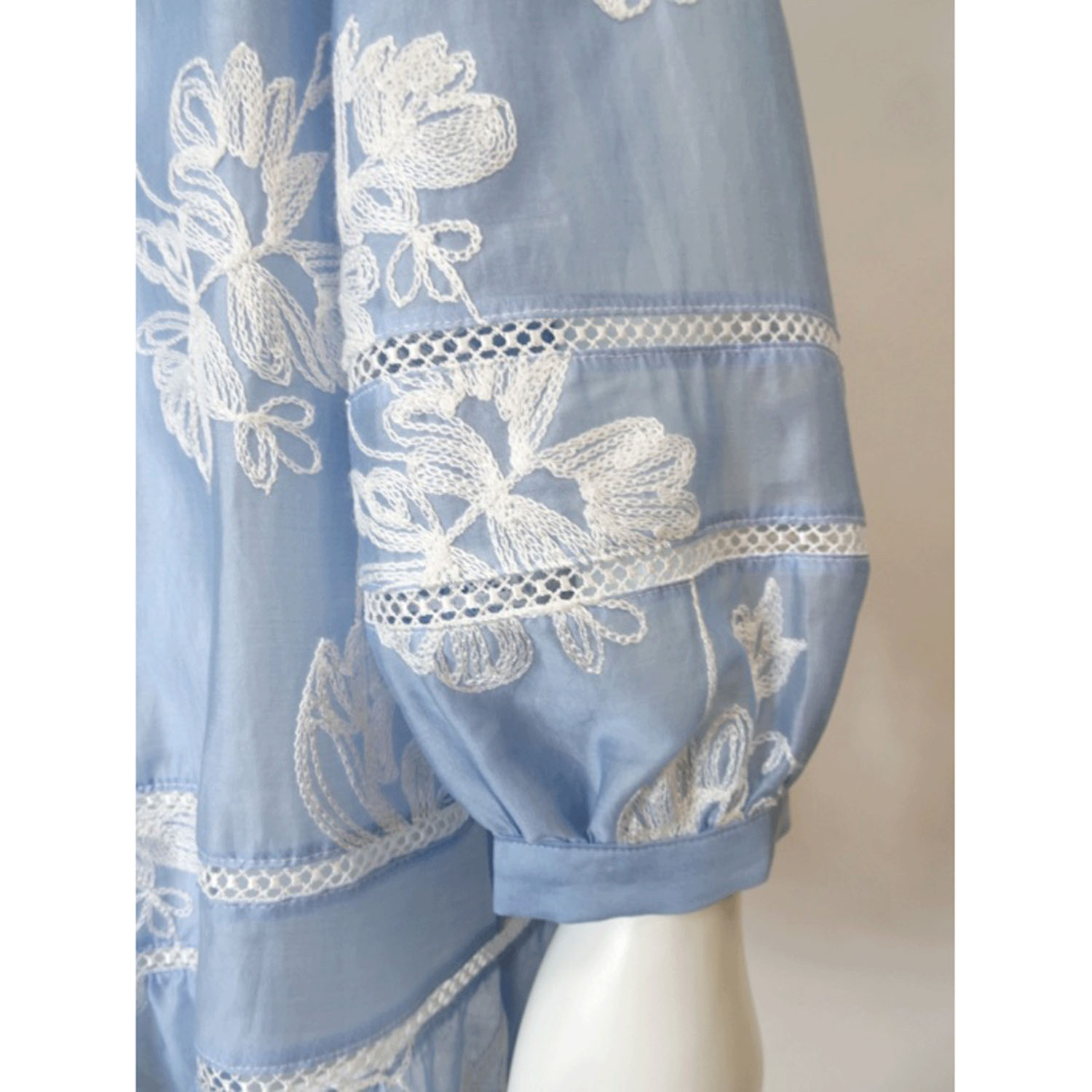 Super Beauty 花刺しゅう入り パフ袖ブラウス - 画像13