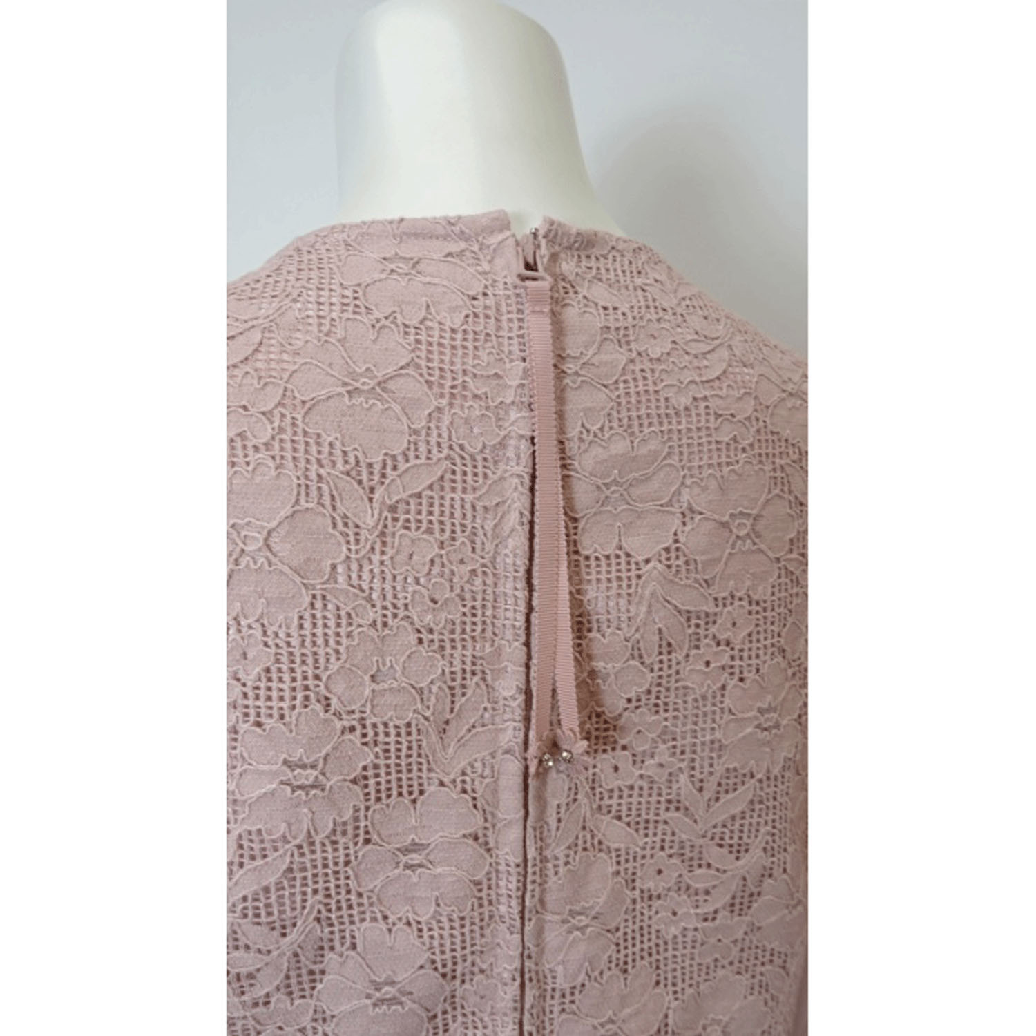 Super Beauty 前立て透かしレース切替ダンボールニット素材フレンチスリーブワンピース - 画像21