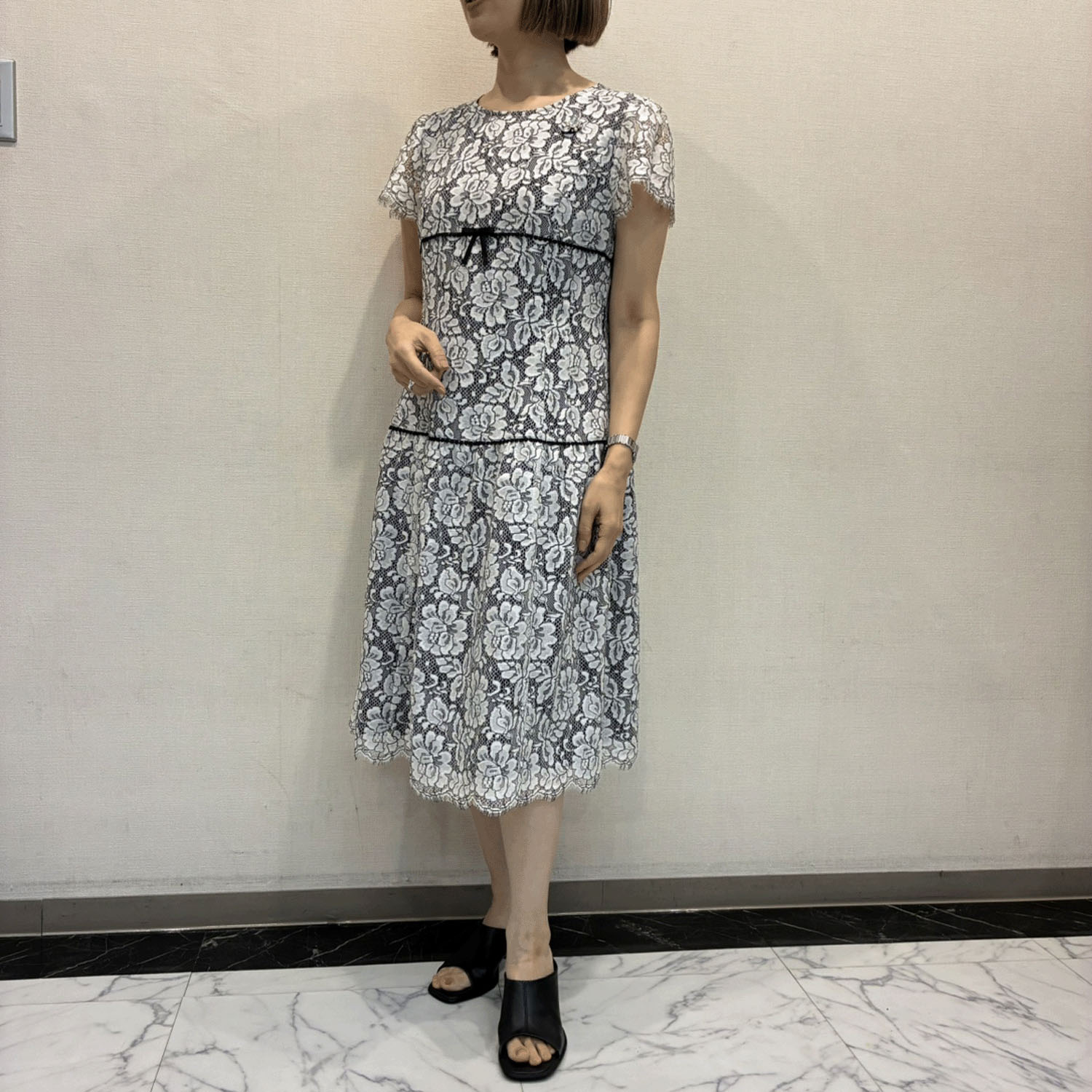 【4月中旬入荷予定】Super Beauty ライン花レース素材半袖ワンピース - 画像1