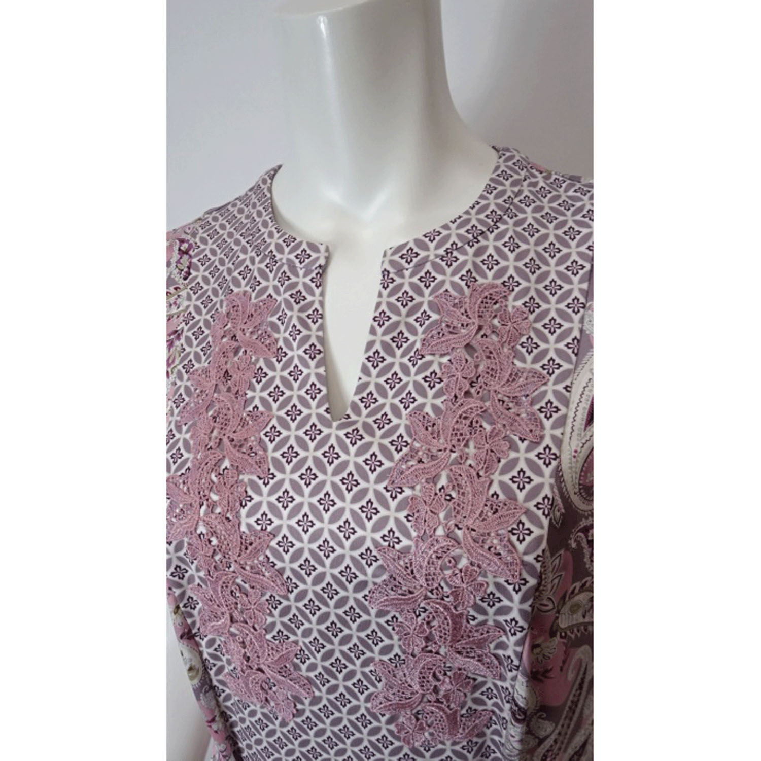 【LIVE ARCHIVE】Super Beauty 胸元レース×スリット入りペイズリー柄切替ワンピース - 画像15